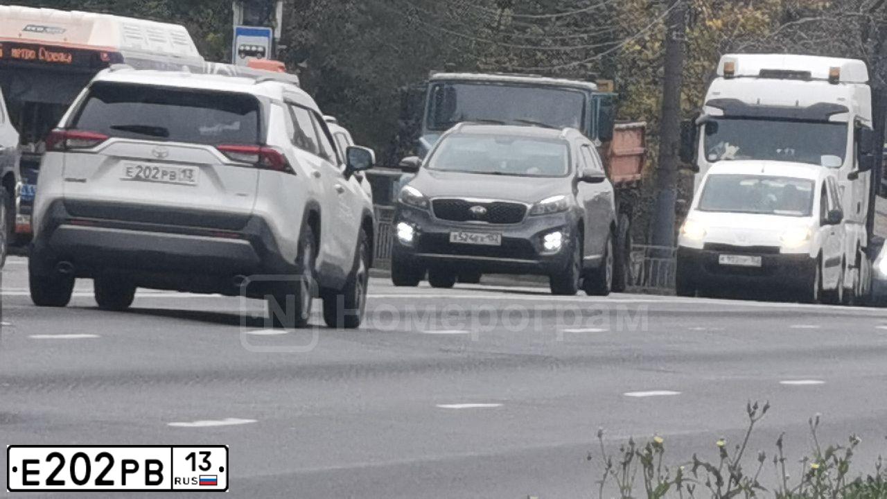 Фото автомобиля TOYOTA RAV4, 2020 — госномер Е202РВ13. Цвет: Белый