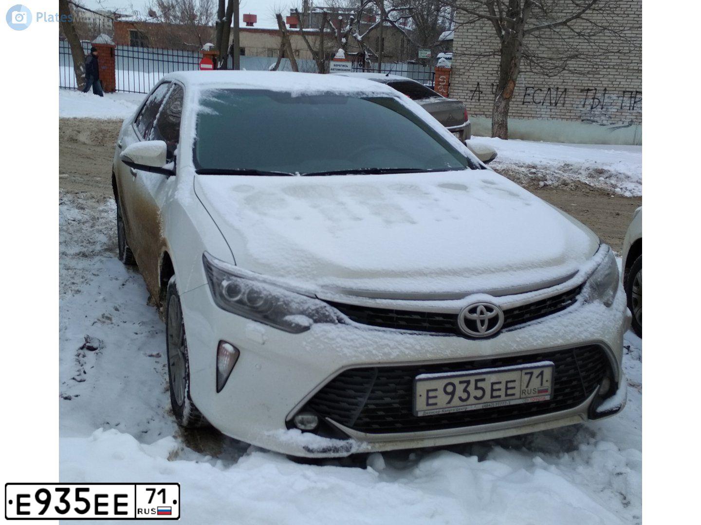 Фото автомобиля TOYOTA CAMRY, 2017 — госномер Е935ЕЕ71. Цвет: БЕЛЫЙ ПЕРЛАМУТР