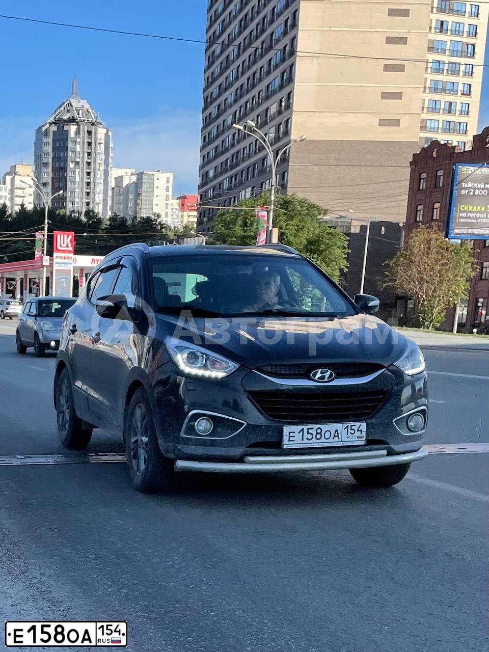 Фото автомобиля HYUNDAI IX35, 2014 — госномер Е158ОА154. Цвет: ЧЕРНЫЙ