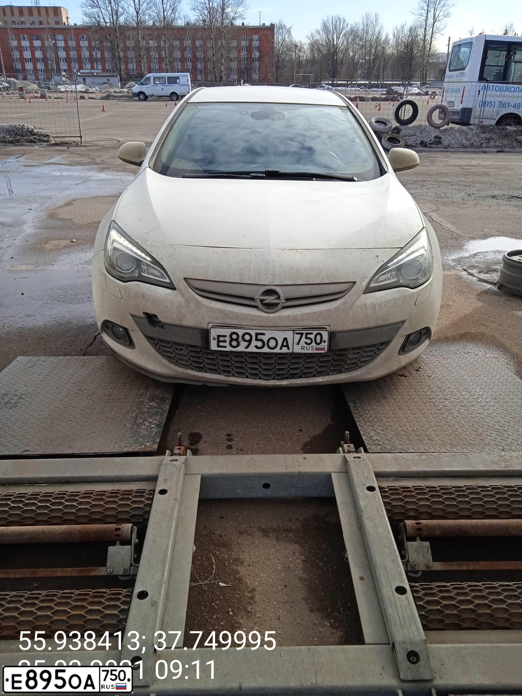 Фото автомобиля OPEL ASTRA, 2013 — госномер Е895ОА750. Цвет: БЕЛЫЙ