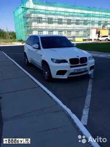 Фото автомобиля BMW X6, 2014 — госномер Р030КХ138. Цвет: Белый