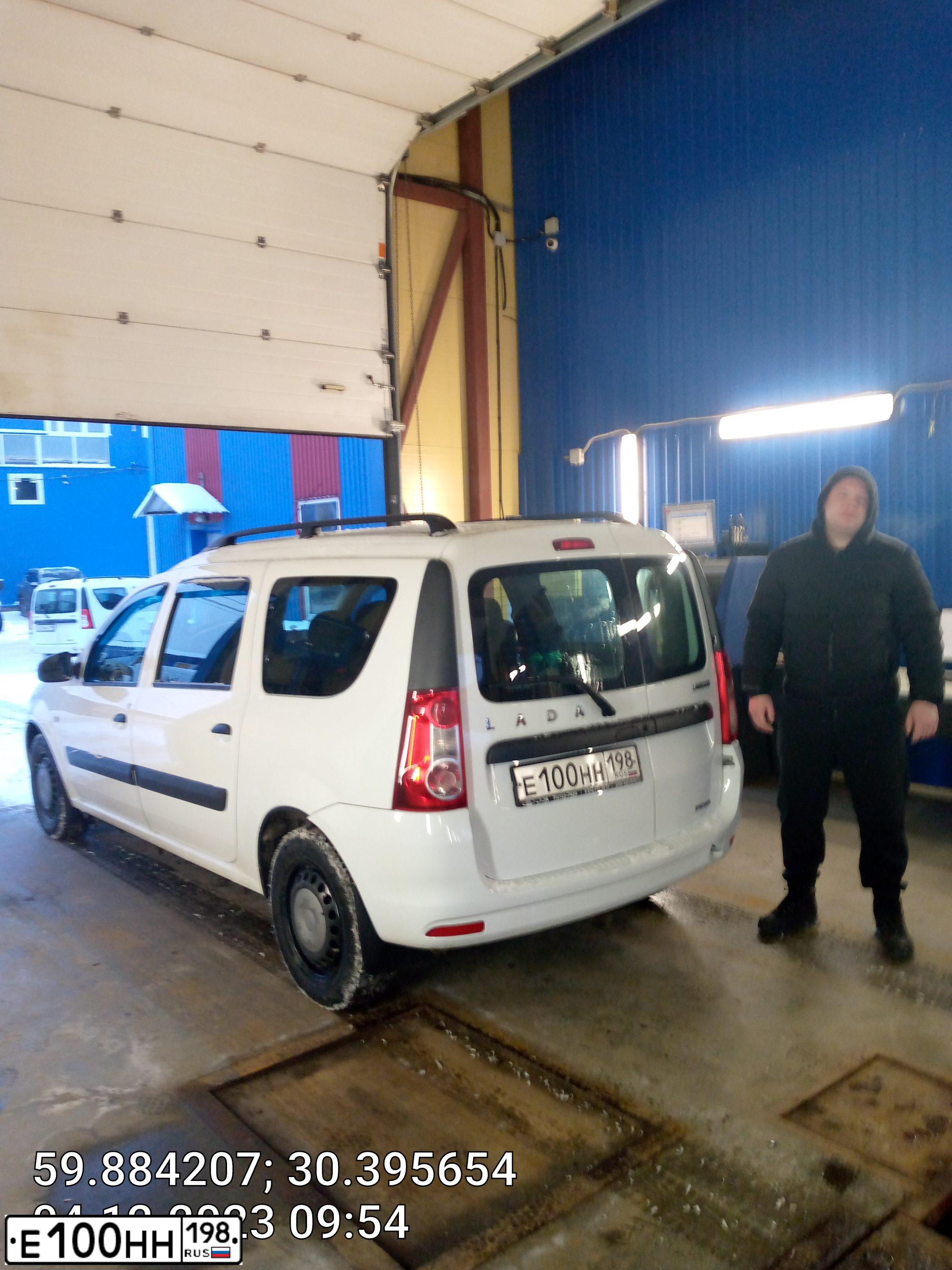 Фото автомобиля LADA LARGUS, 2019 — госномер Е100НН198. Цвет: Белый
