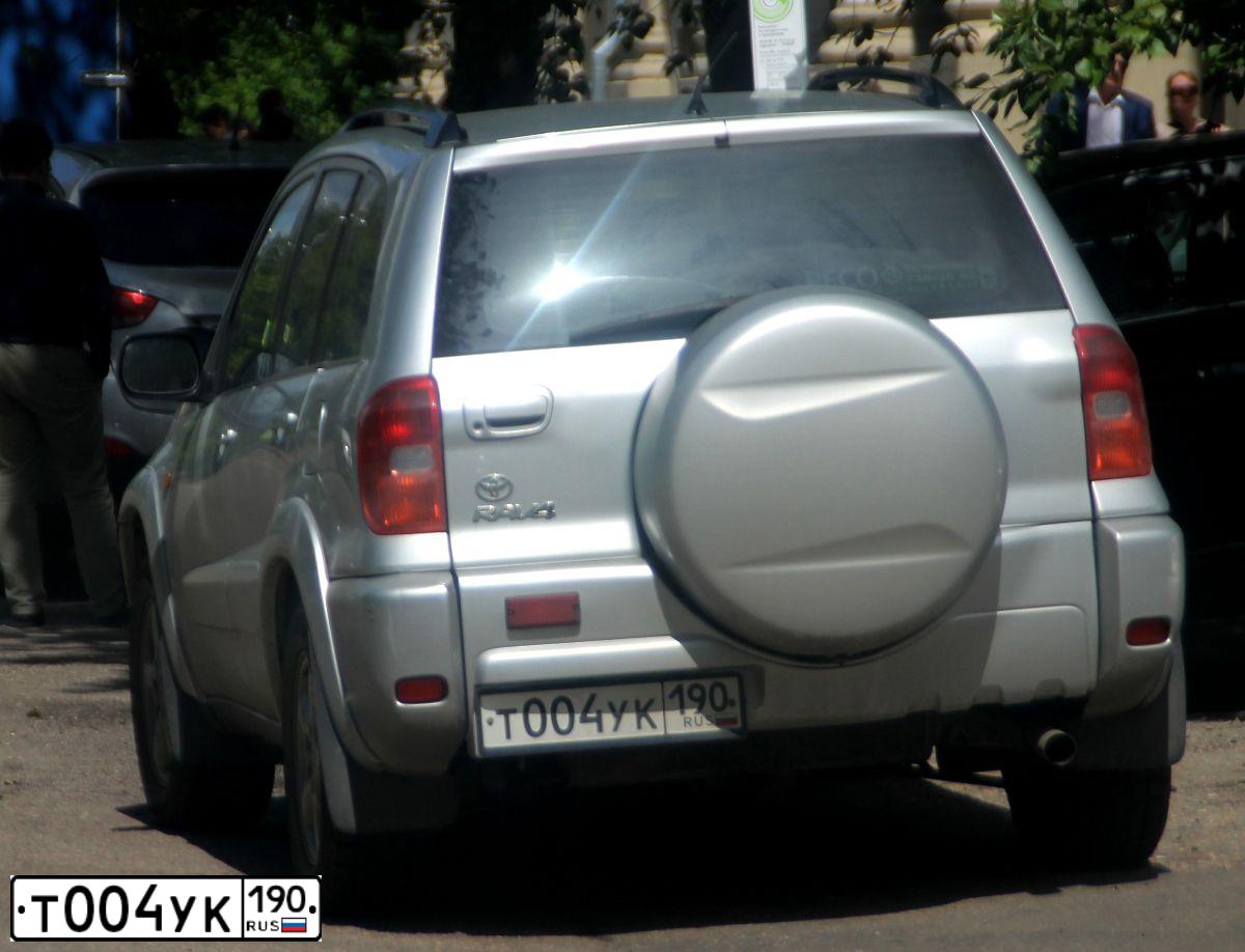 Фото автомобиля TOYOTA RAV4, 2001 — госномер Т004УК190. Цвет: СЕРЫЙ СВЕТЛЫЙ