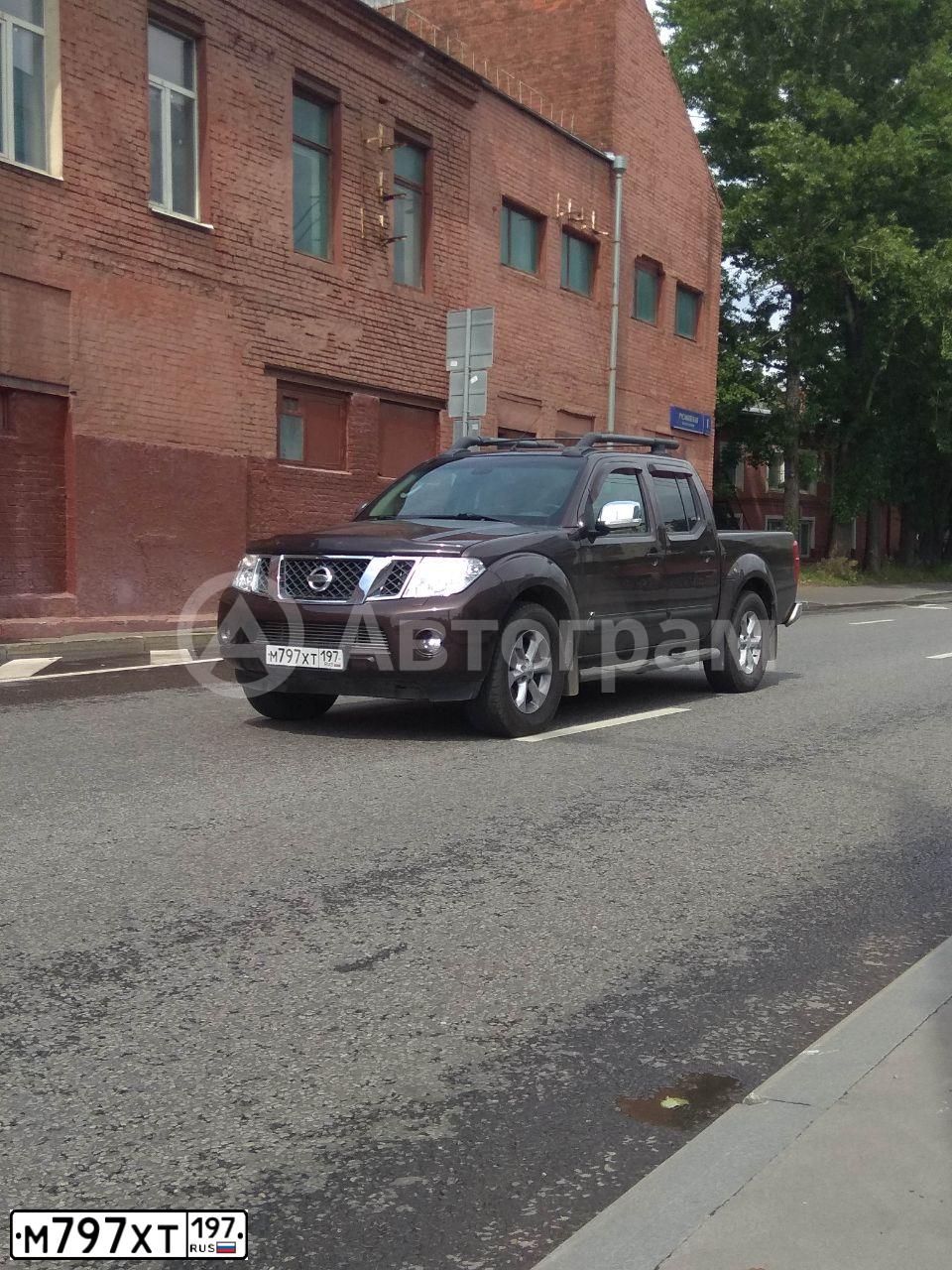 Фото автомобиля NISSAN NAVARA, 2012 — госномер М797ХТ197. Цвет: Коричневый