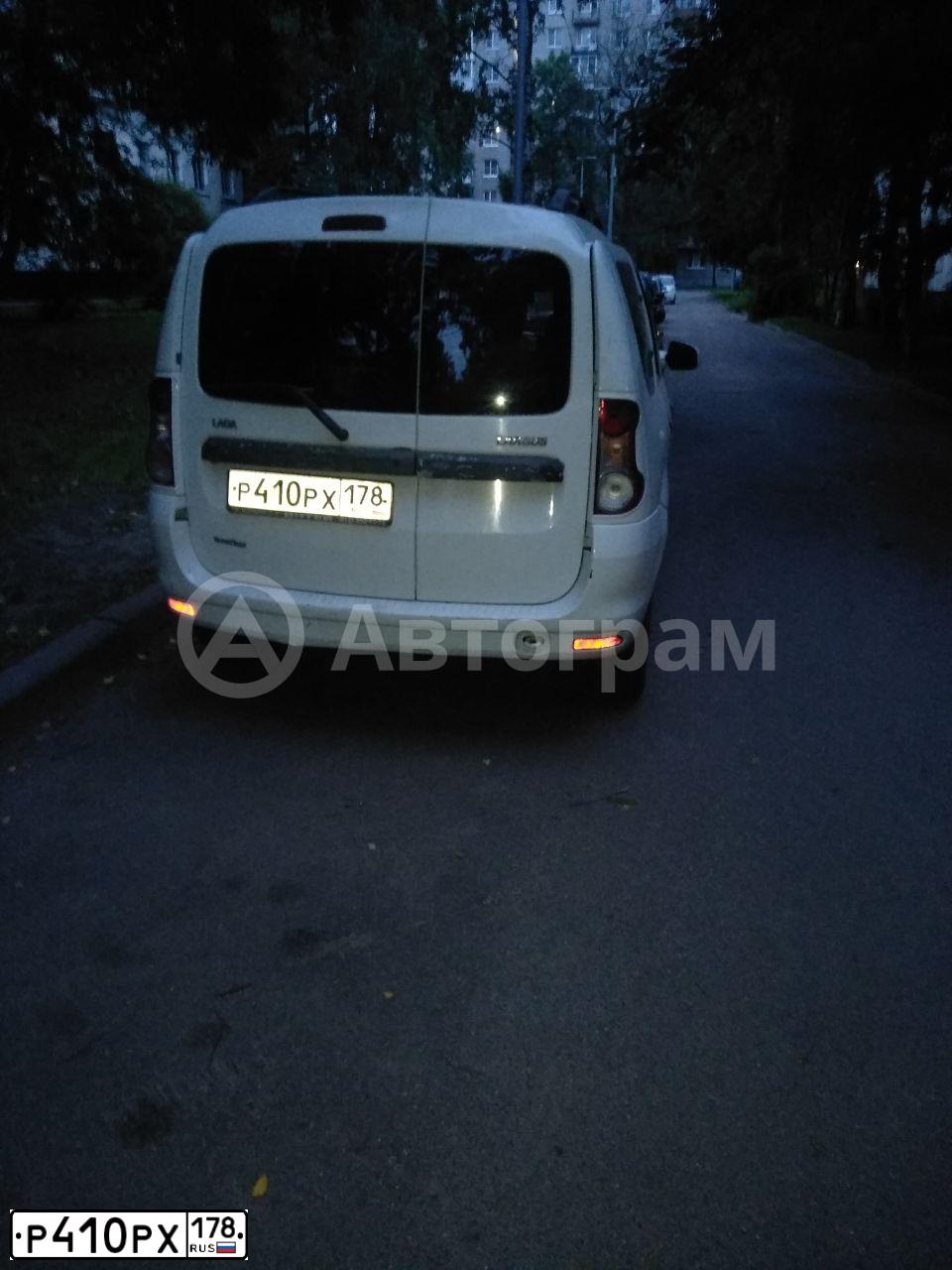 Фото автомобиля LADA LARGUS, 2014 — госномер Р410РХ178. Цвет: Белый