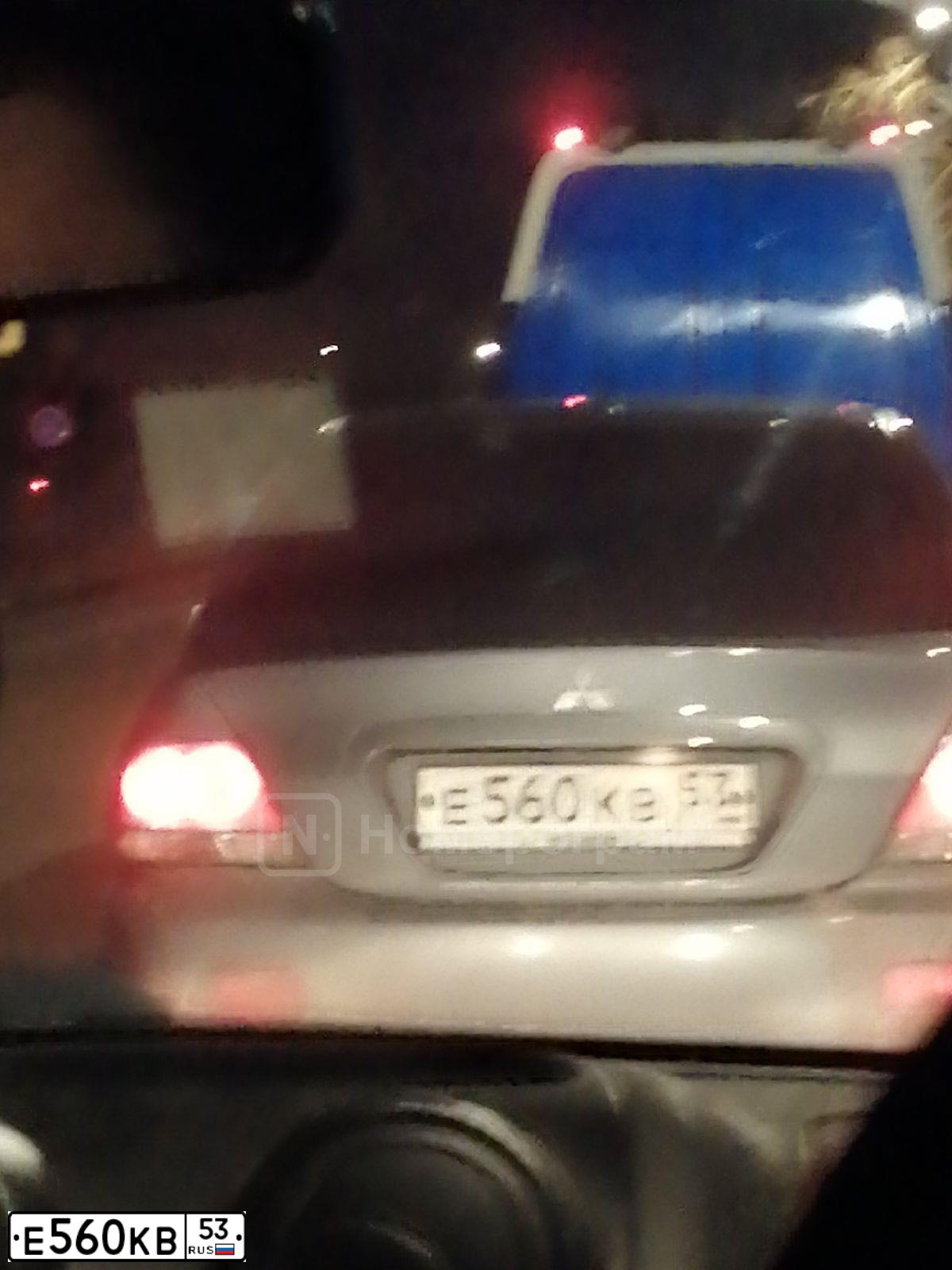 Фото автомобиля MITSUBISHI LANCER, 2005 — госномер Е560КВ53. Цвет: СЕРЫЙ МЕТАЛЛИК