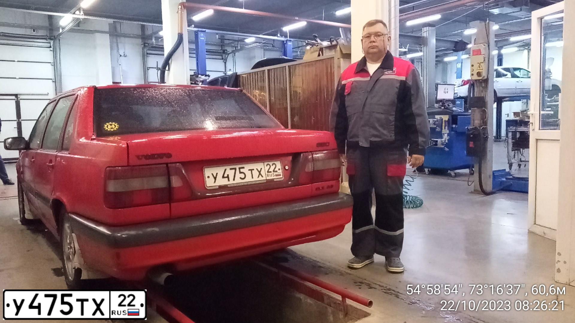 Фото автомобиля VOLVO 850, 1994 — госномер У475ТХ22. Цвет: КРАСНЫЙ