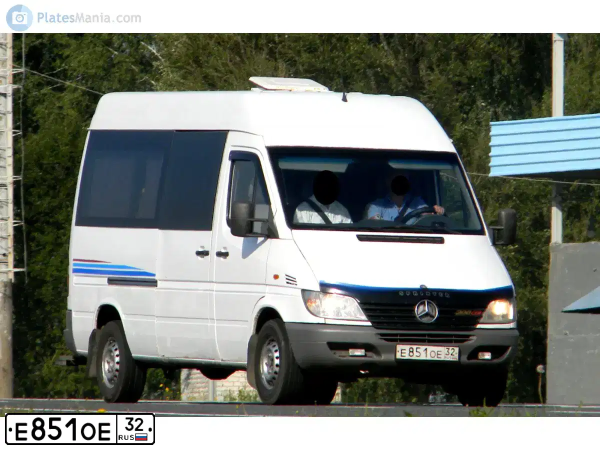 Фото автомобиля MERCEDES SPRINTER, 2001 — госномер Е851ОЕ32. Цвет: Белый