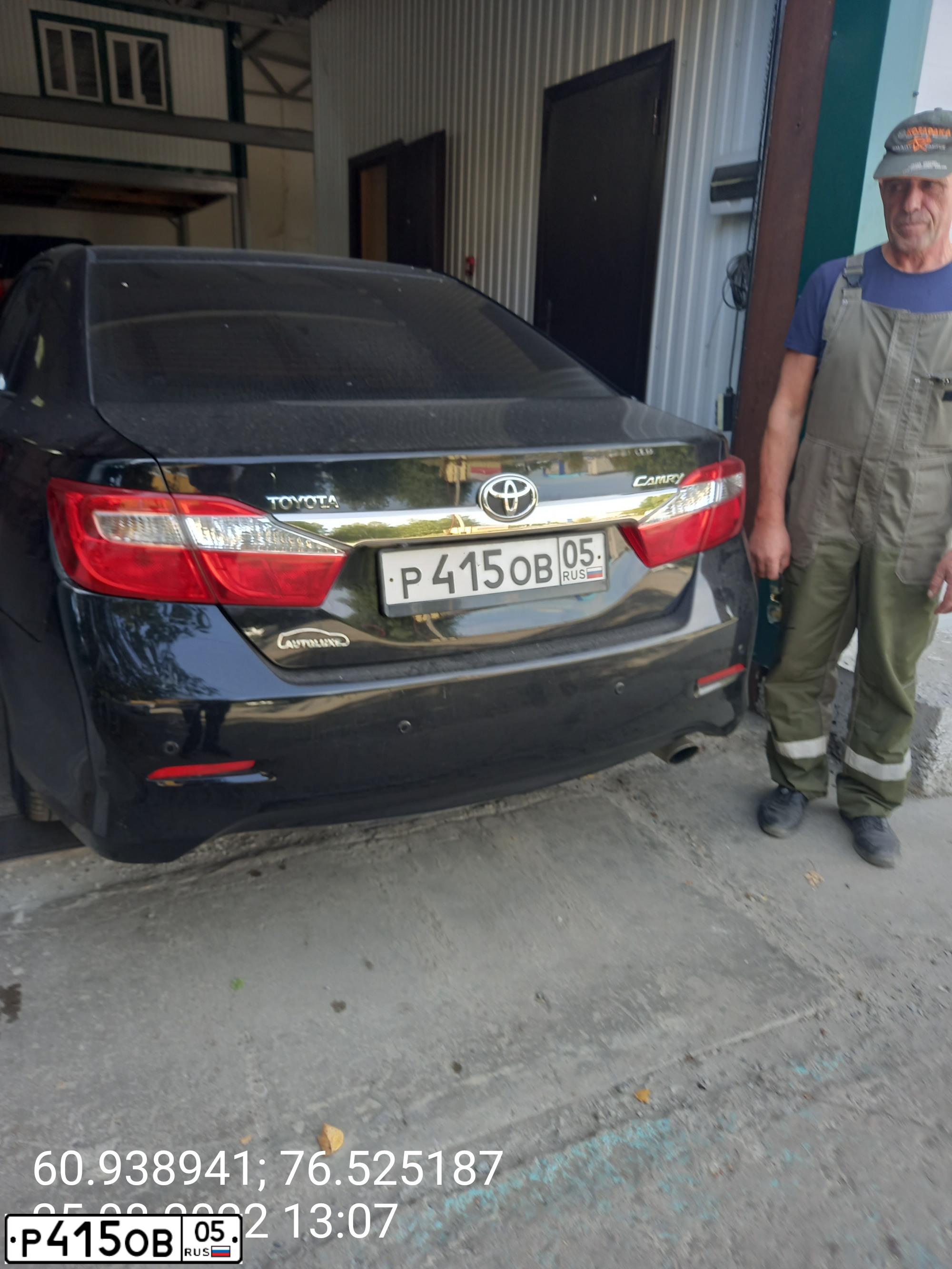 Фото автомобиля TOYOTA CAMRY, 2013 — госномер Е225РВ186. Цвет: ЧЕРНЫЙ МЕТАЛЛИК