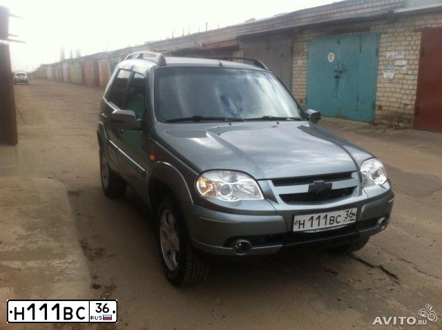 Фото автомобиля CHEVROLET NIVA, 2010 — госномер В176АМ136. Цвет: Темно-серый металлик