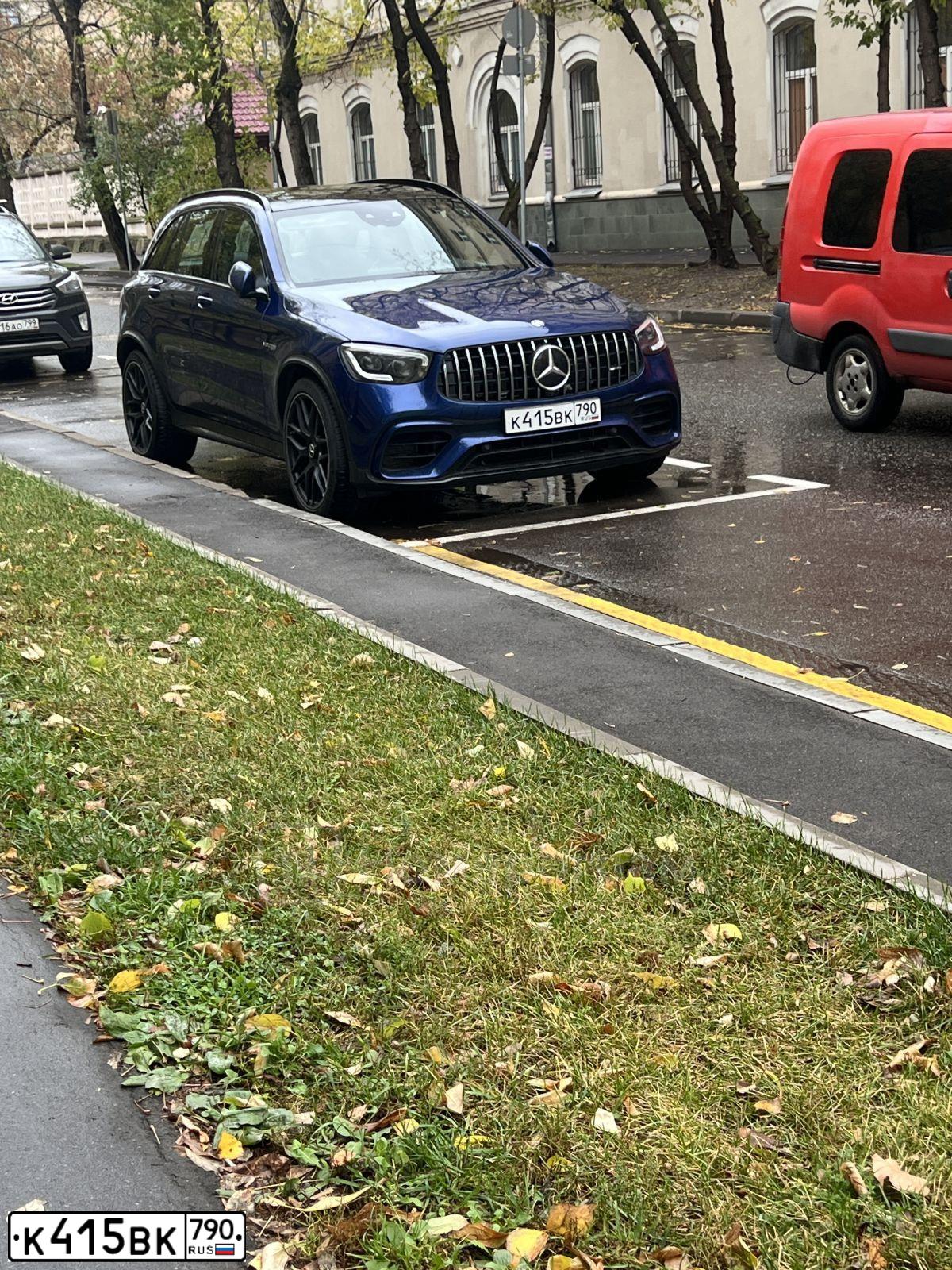 Фото автомобиля МЕРСЕДЕС-БЕНЦ AMG GLC 63 S 4MATIC, 2019 — госномер К415ВК790. Цвет: СИНИЙ
