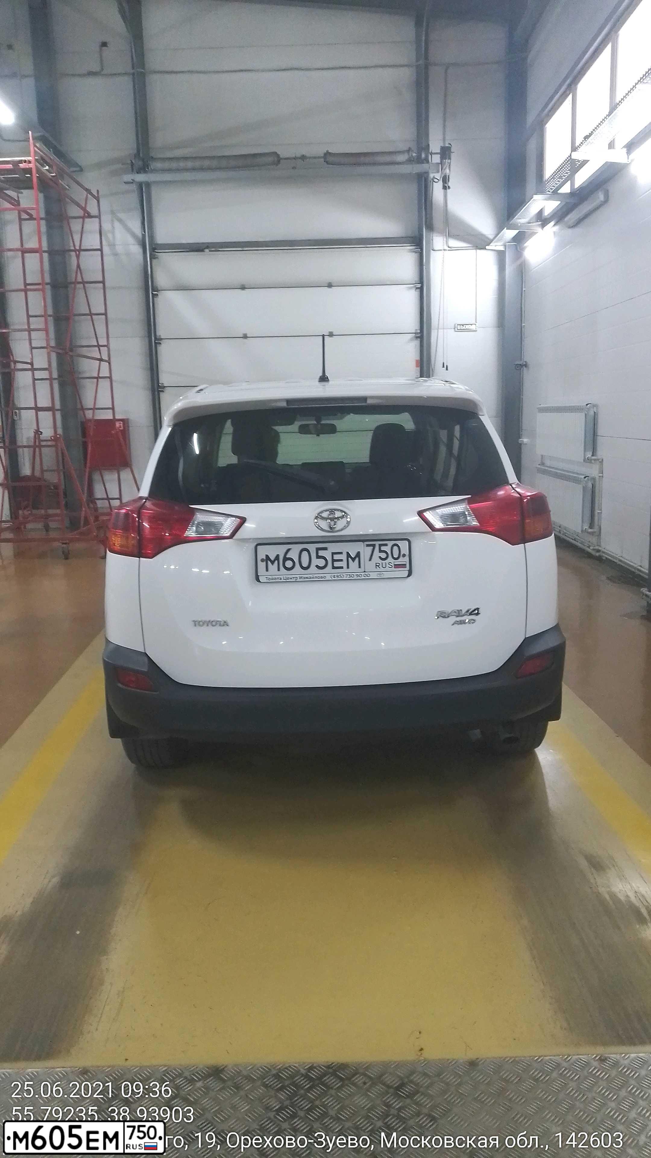 Фото автомобиля TOYOTA RAV4, 2014 — госномер М605ЕМ750. Цвет: БЕЛЫЙ