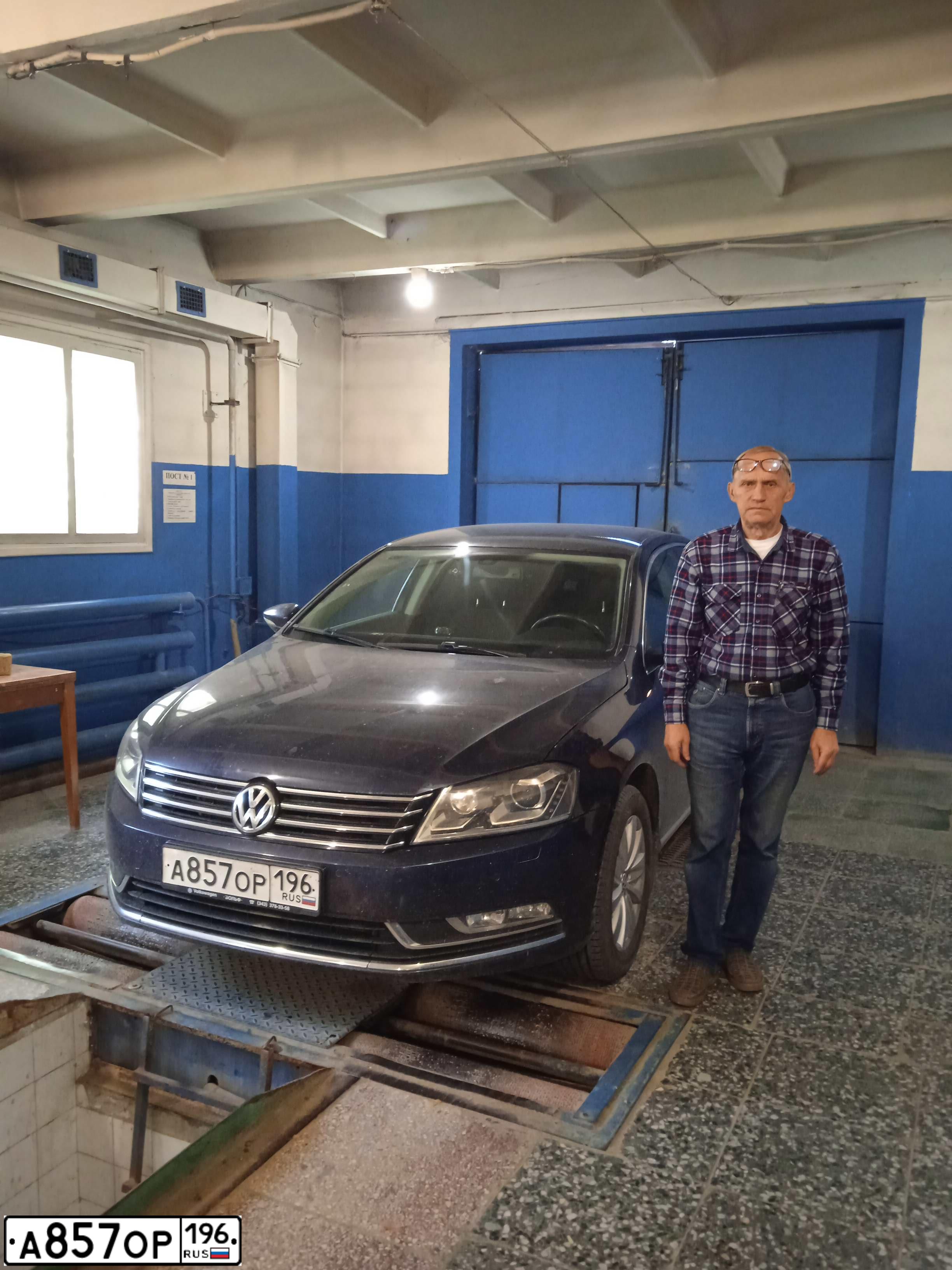 Фото автомобиля VOLKSWAGEN PASSAT, 2012 — госномер А857ОР196. Цвет: ТЕМНО-СИНИЙ