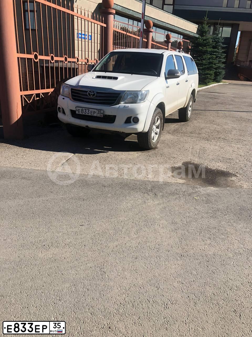 Фото автомобиля TOYOTA HILUX, 2013 — госномер Е833ЕР35. Цвет: БЕЛЫЙ