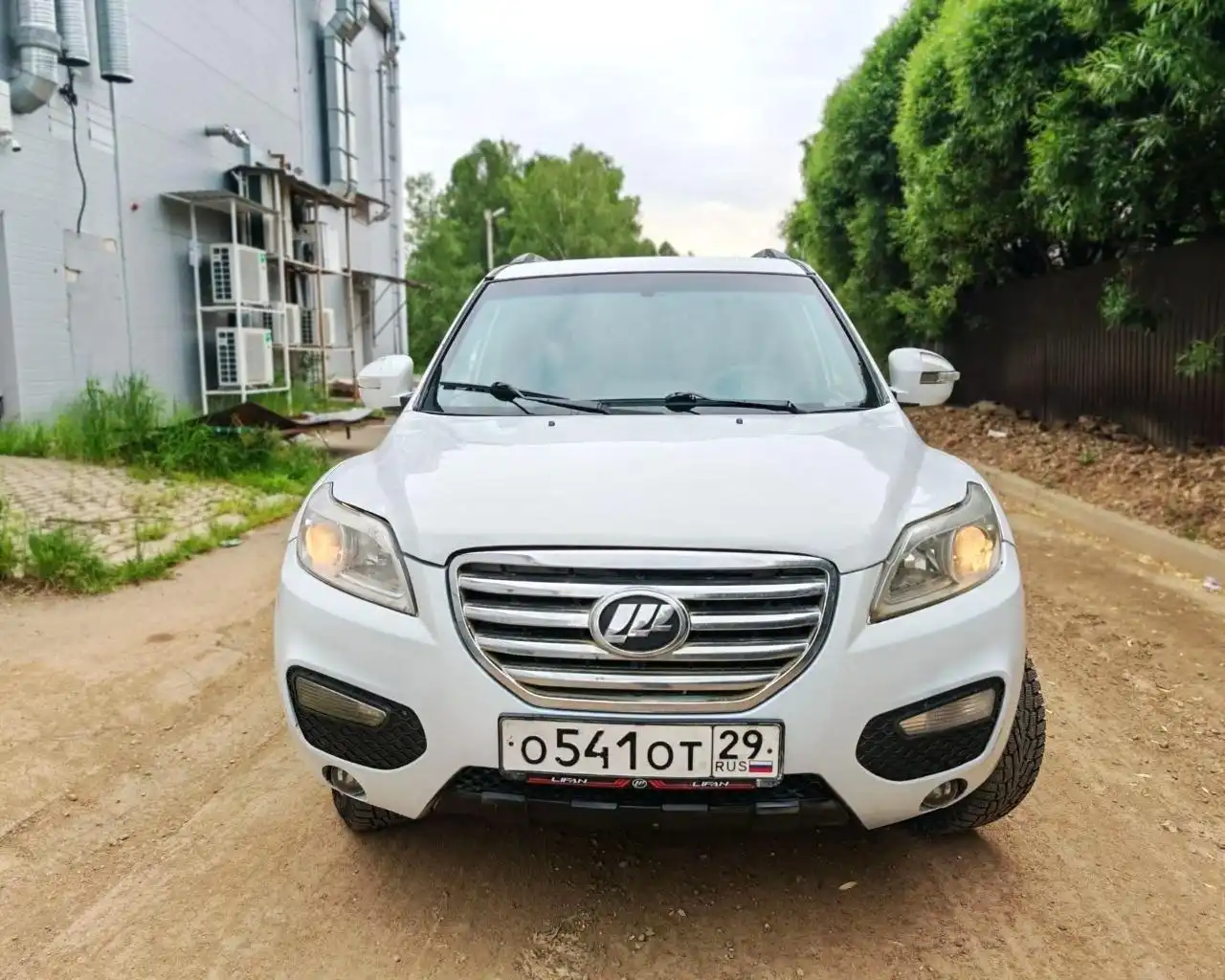 Фото автомобиля LIFAN X 60, 2014 — госномер О541ОТ29. Цвет: Белый