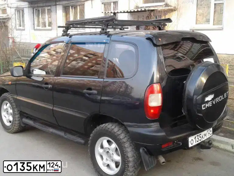 Фото автомобиля CHEVROLET NIVA, 2006 — госномер Т985ОУ124. Цвет: ЧЕРНЫЙ