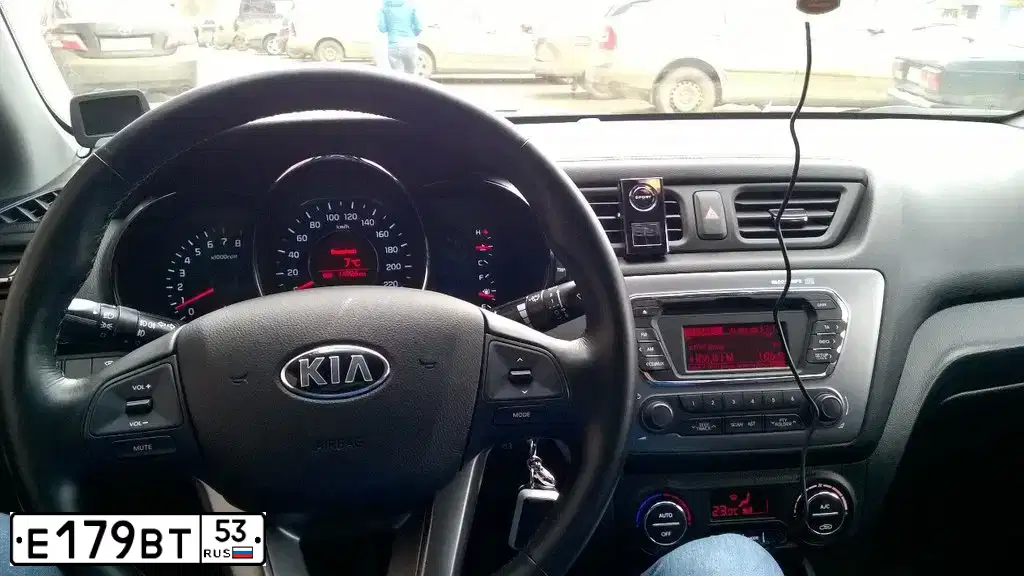 Фото автомобиля KIA RIO, 2014 — госномер Е179ВТ53. Цвет: СЕРЫЙ