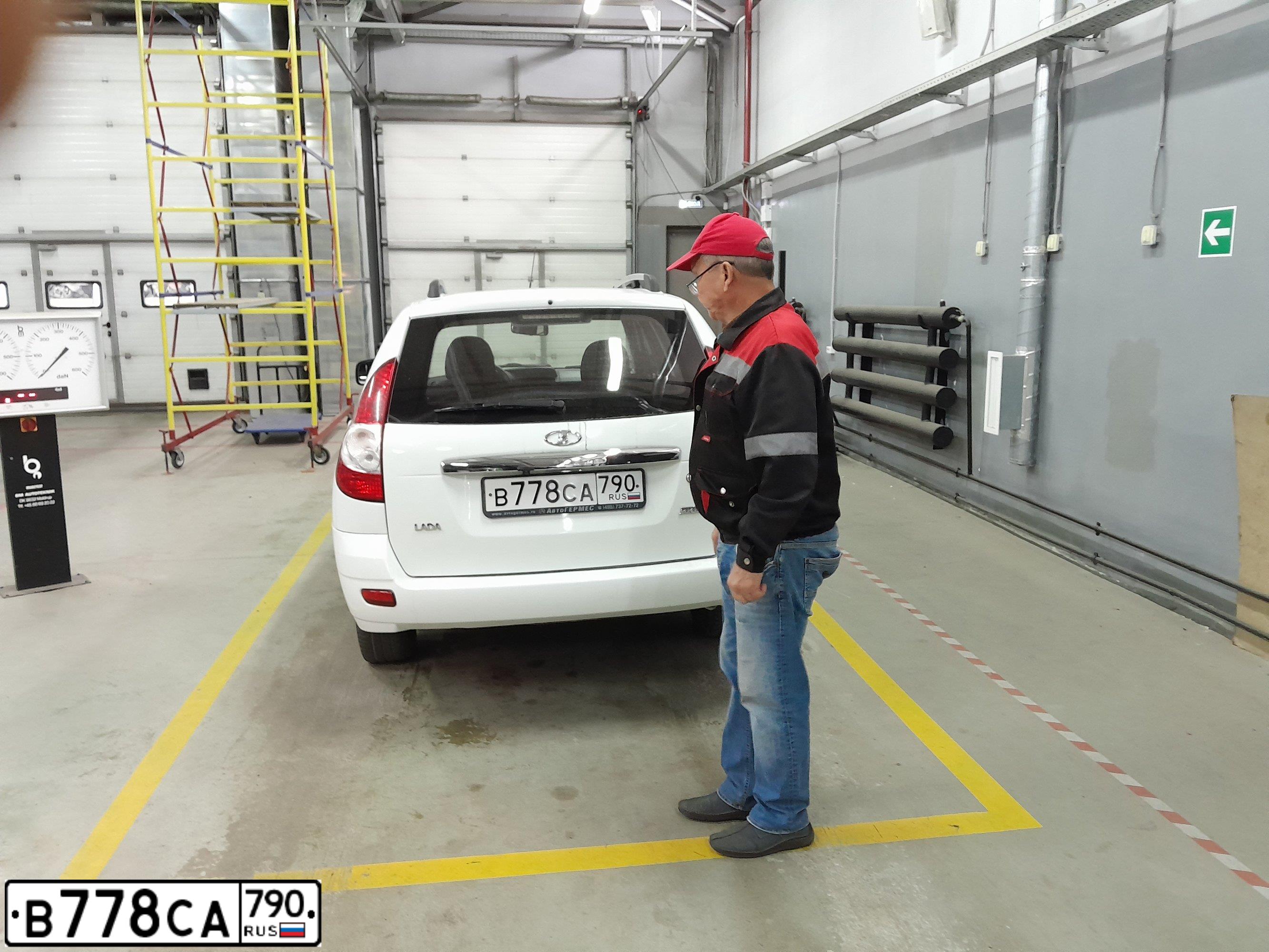 Фото автомобиля LADA 2171 PRIORA, 2014 — госномер Е468ЕЕ777. Цвет: Белый