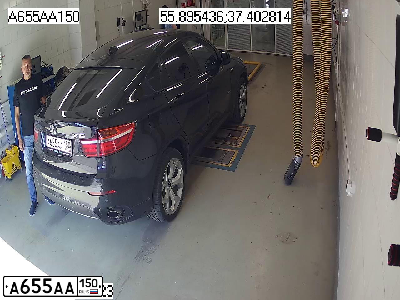 Фото автомобиля PORSCHE CAYENNE, 2003 — госномер А655АА150. Цвет: Оранжевый