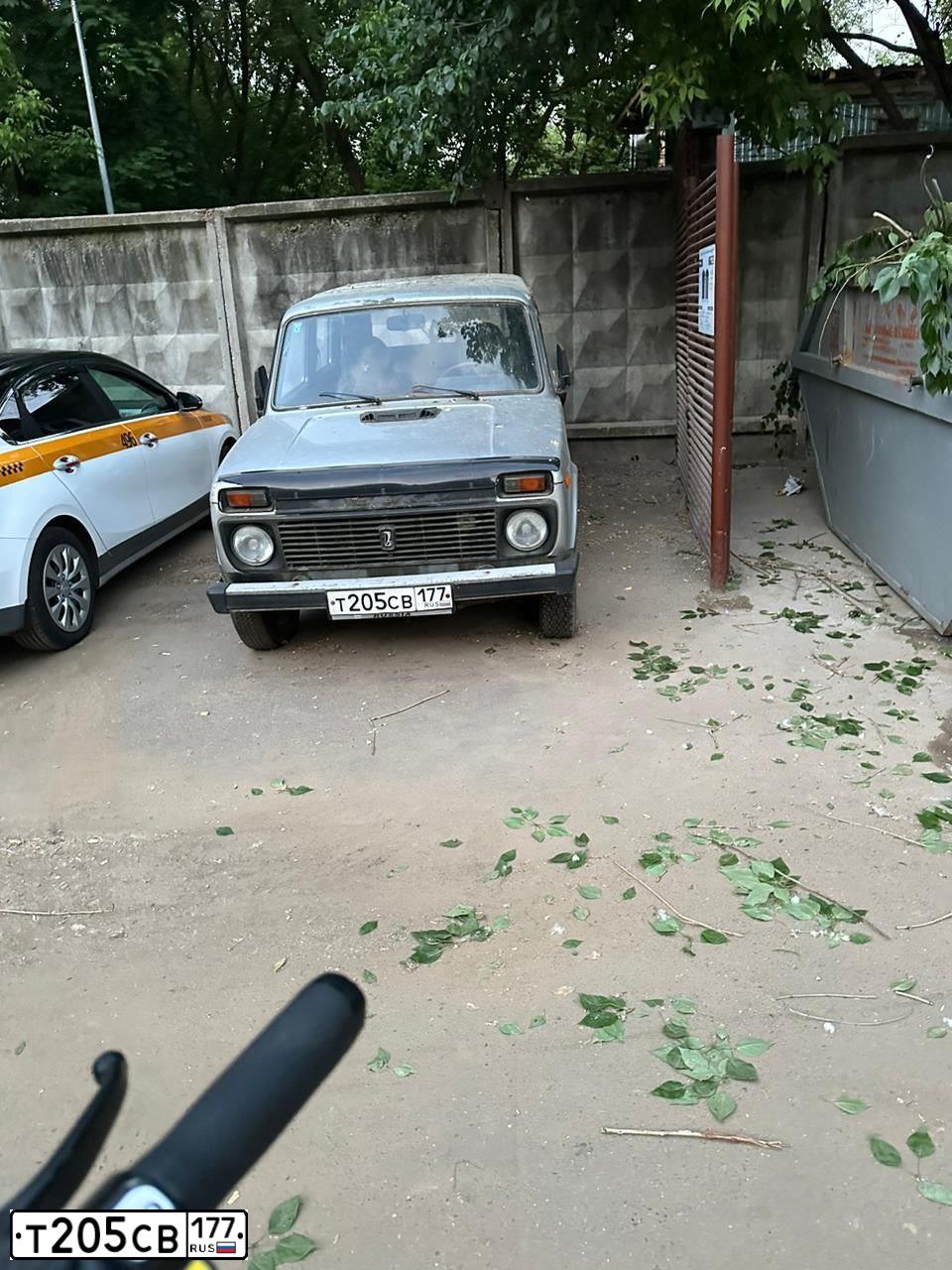 Фото автомобиля LADA 2131 NIVA, 2007 — госномер Т205СВ177. Цвет: СЕРЫЙ МЕТАЛЛИК