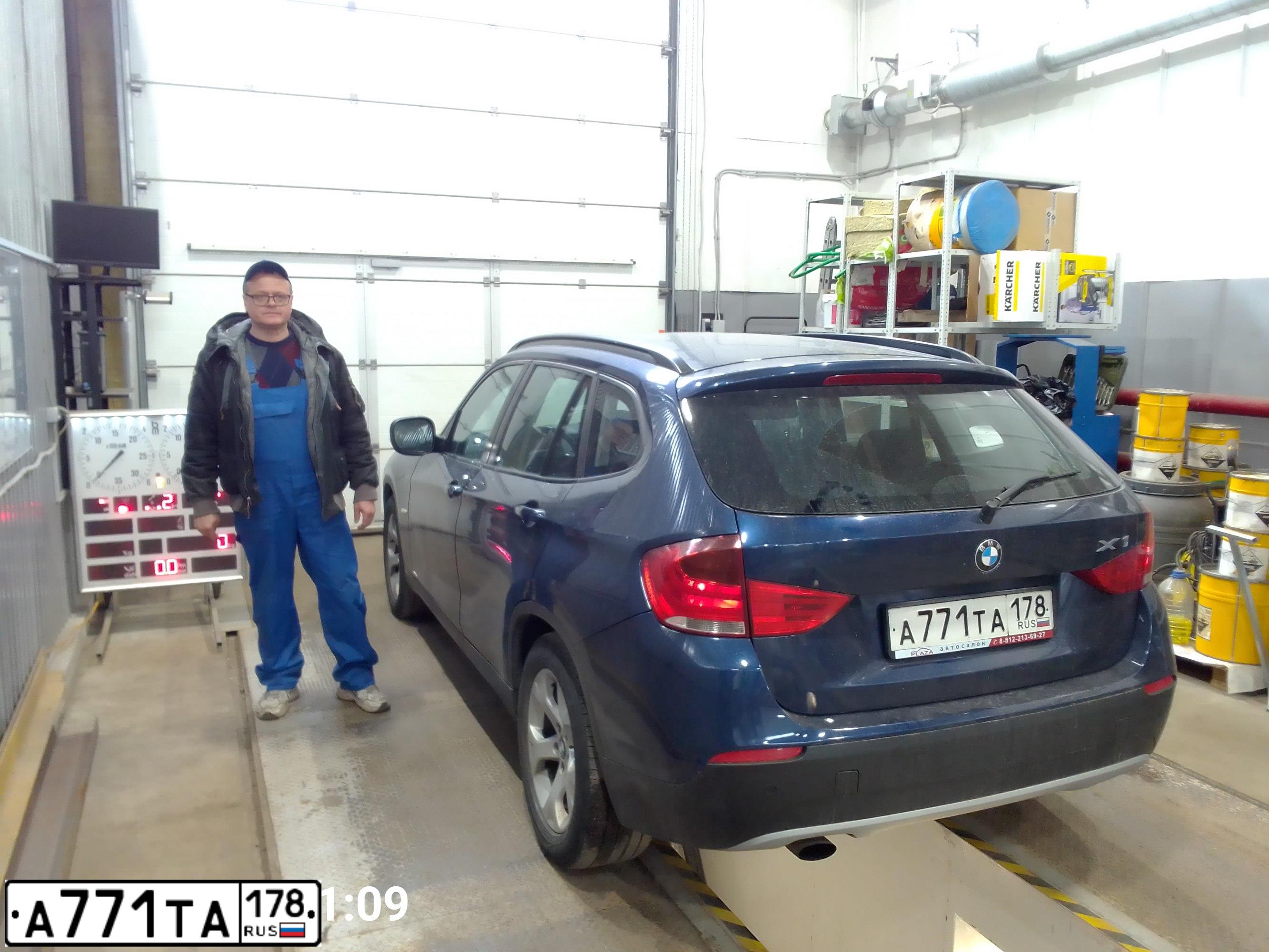 Фото автомобиля BMW X1, 2010 — госномер А771ТА178. Цвет: синий