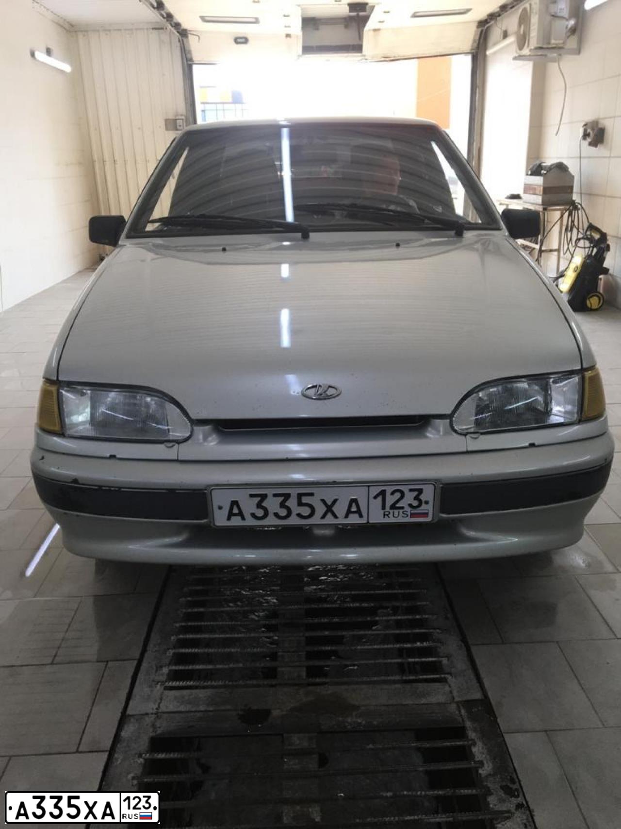 Фото автомобиля LADA 2115 SAMARA, 2006 — госномер А335ХА123. Цвет: МОЛОЧНО-БЕЛЫЙ СЕРЕБРИСТЫЙ