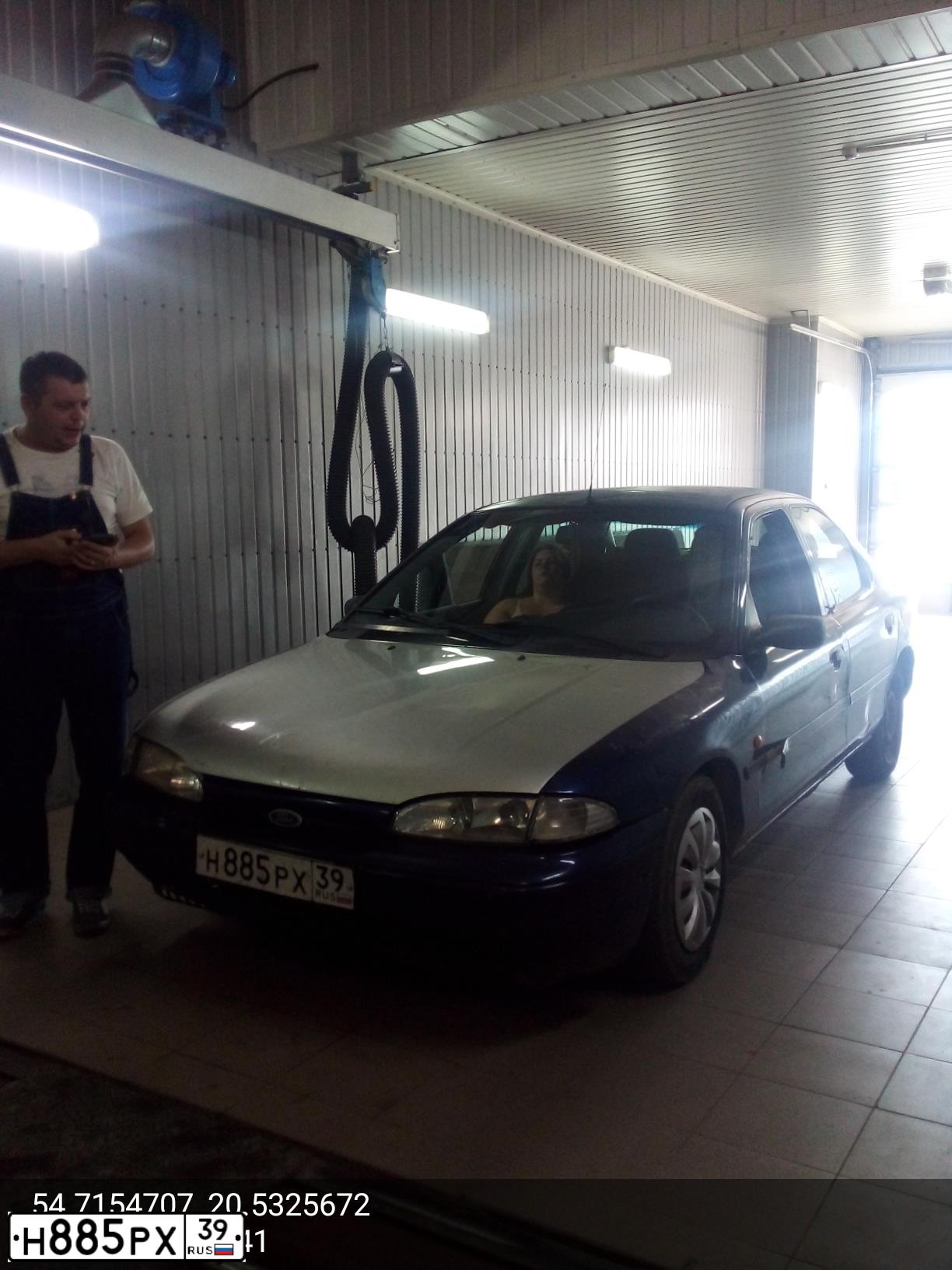 Фото автомобиля FORD MONDEO, 1994 — госномер Н885РХ39. Цвет: СИНИЙ