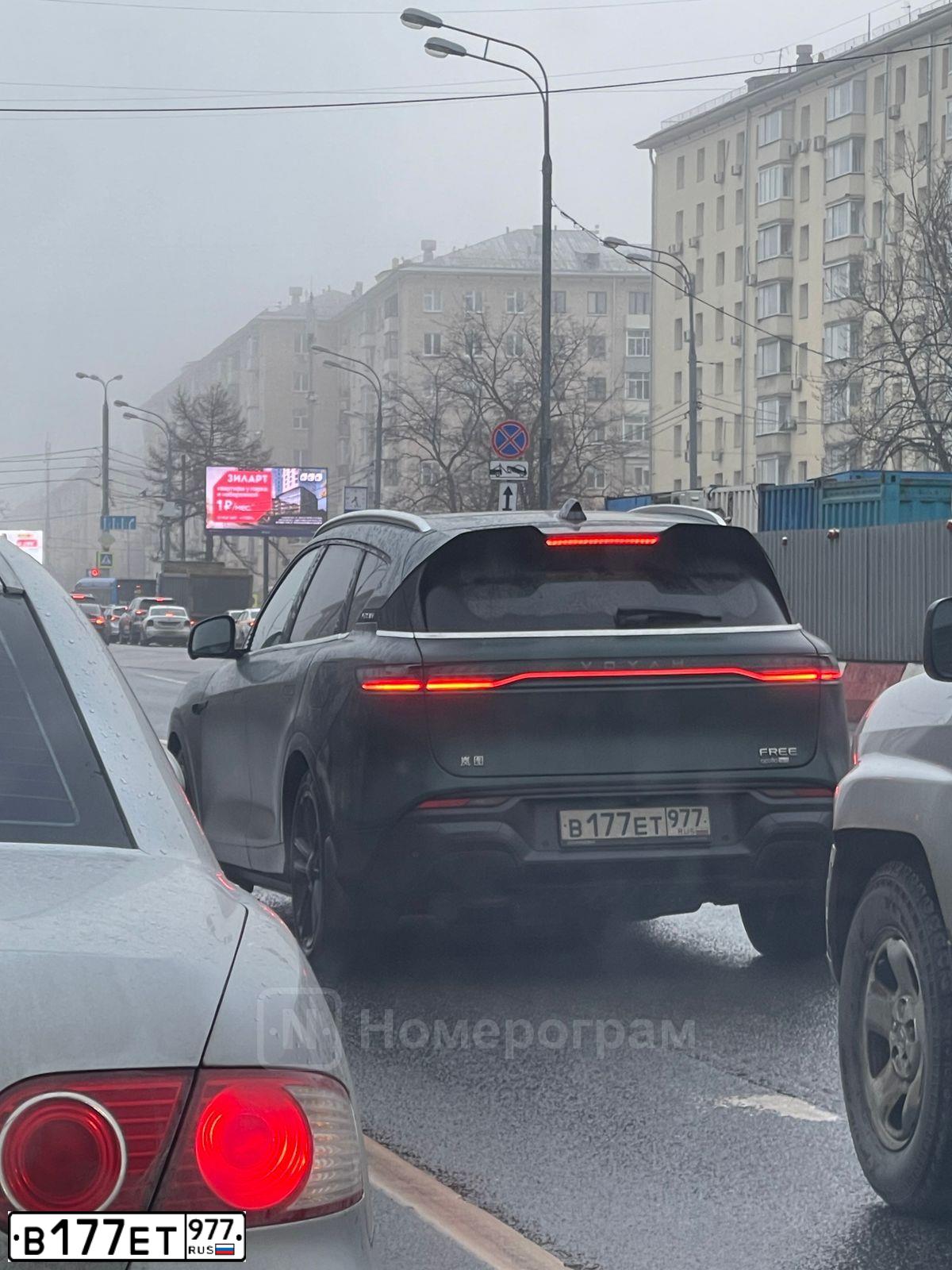 Фото автомобиля VOYAH FREE, 2023 — госномер В177ЕТ977. Цвет: ЗЕЛЕНЫЙ
