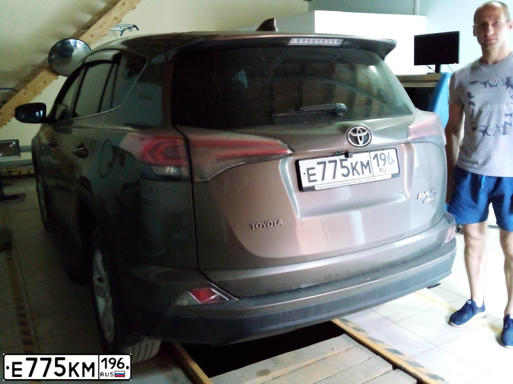 Фото автомобиля TOYOTA RAV4, 2016 — госномер Т265ОР196. Цвет: БРОНЗОВЫЙ