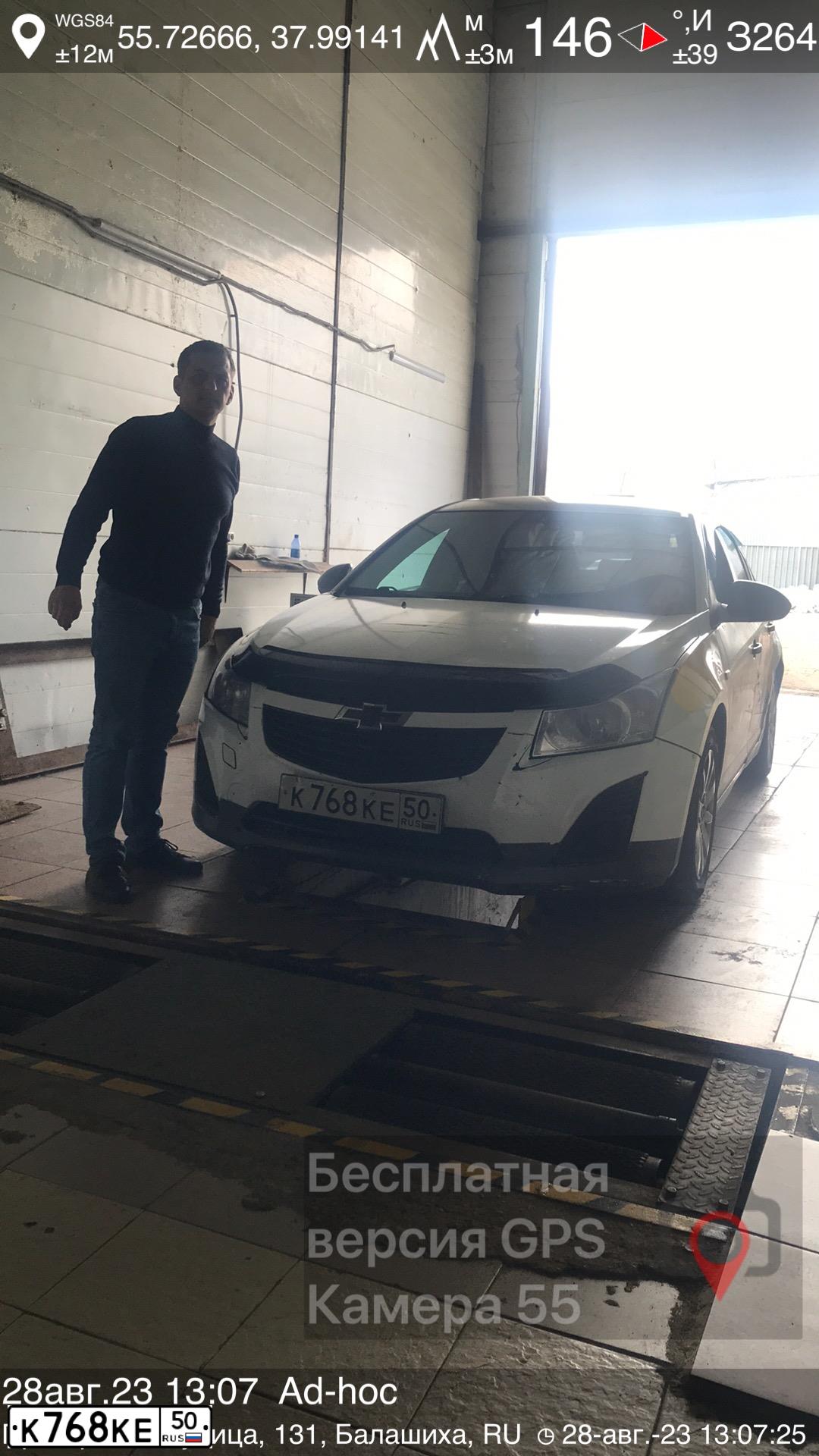 Фото автомобиля CHEVROLET CRUZE, 2013 — госномер К768КЕ50. Цвет: БЕЛЫЙ-ЖЕЛТЫЙ-СЕРЫЙ