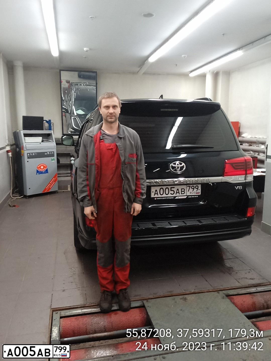 Фото автомобиля TOYOTA LANDCRUISER 200, 2017 — госномер А005АВ799. Цвет: ЧЕРНЫЙ