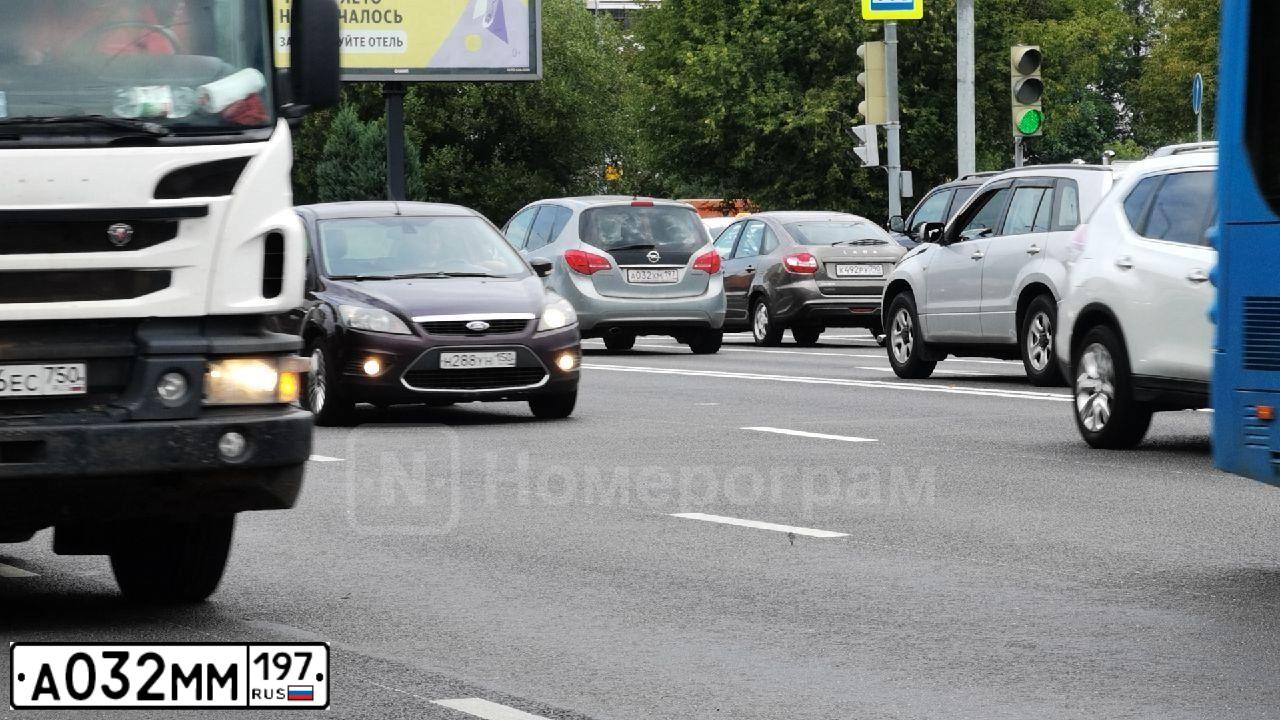 Фото автомобиля LANDROVER RANGE ROVER EVOQUE, 2012 — госномер А032ММ197. Цвет: Красный