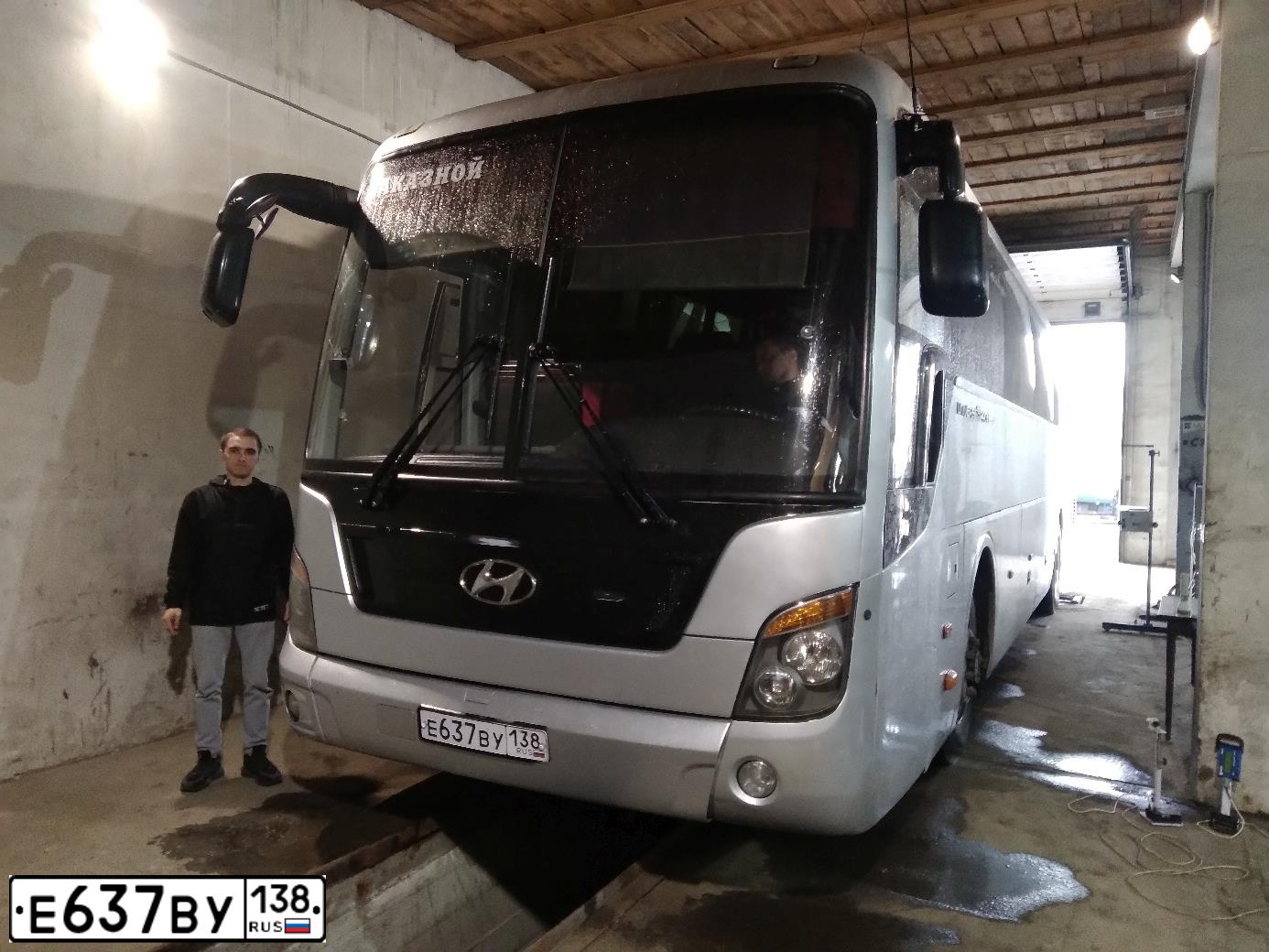 Фото автомобиля HYUNDAI UNIVERSE, 2008 — госномер Е637ВУ138. Цвет: СЕРЫЙ