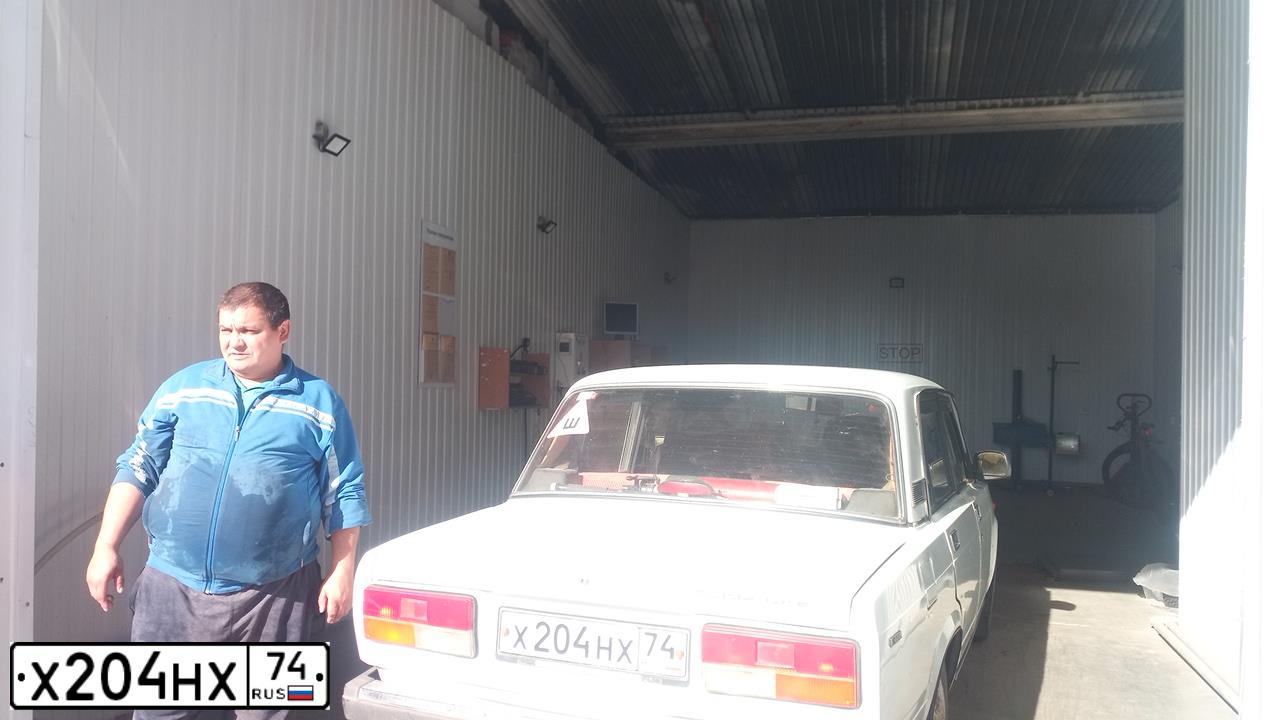 Фото автомобиля LADA 2107, 2002 — госномер А185КХ774. Цвет: ЯРКО-БЕЛЫЙ