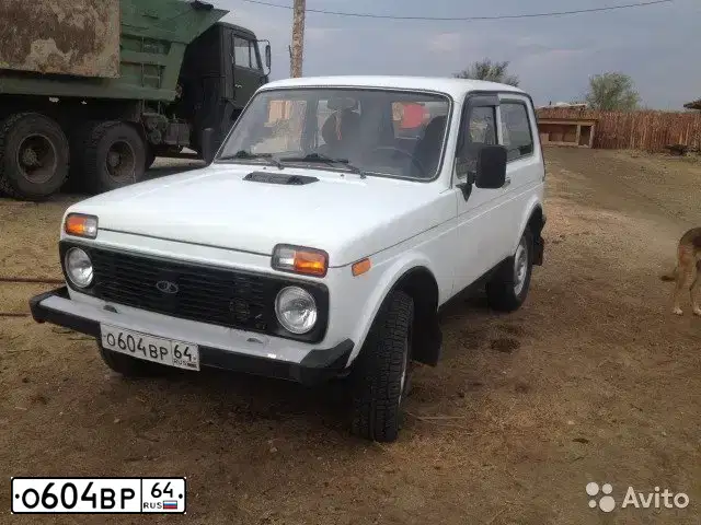 Фото автомобиля LADA 2121 NIVA, 2002 — госномер О604ВР64. Цвет: ЯРКО БЕЛЫЙ
