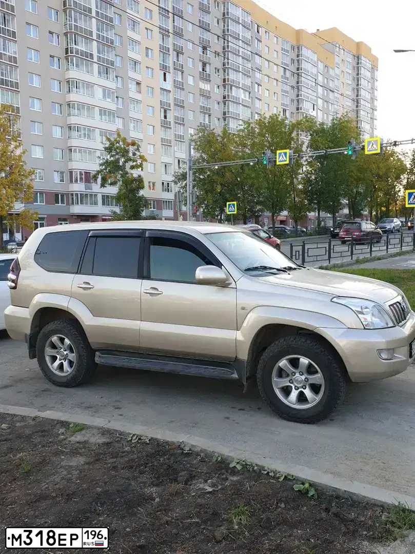 Фото автомобиля TOYOTA LAND CRUISER 120, 2006 — госномер Х222РХ66. Цвет: БЕЖЕВЫЙ