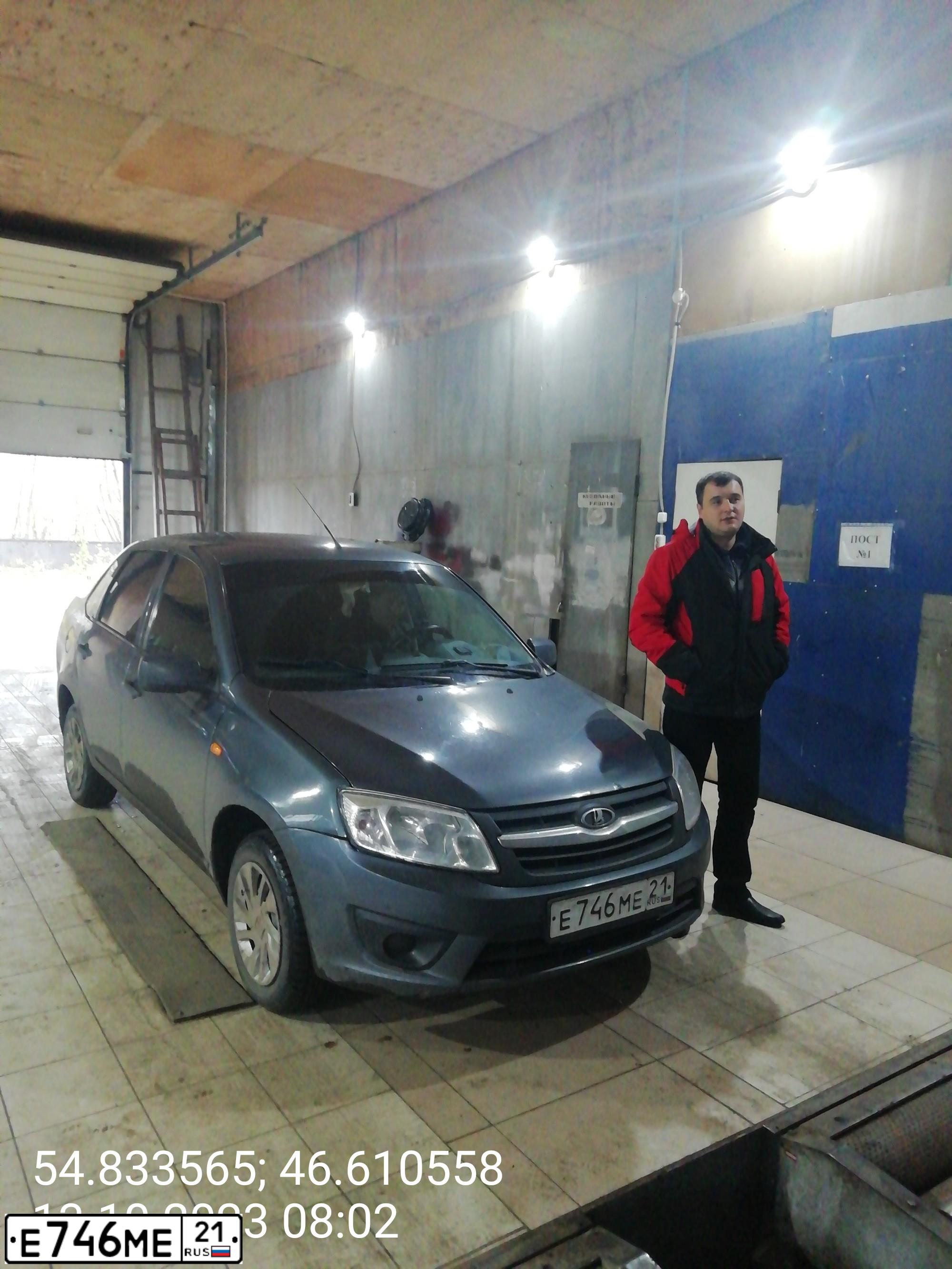 Фото автомобиля LADA 2190 GRANTA, 2014 — госномер Е746МЕ21. Цвет: серебристо-темно-серый