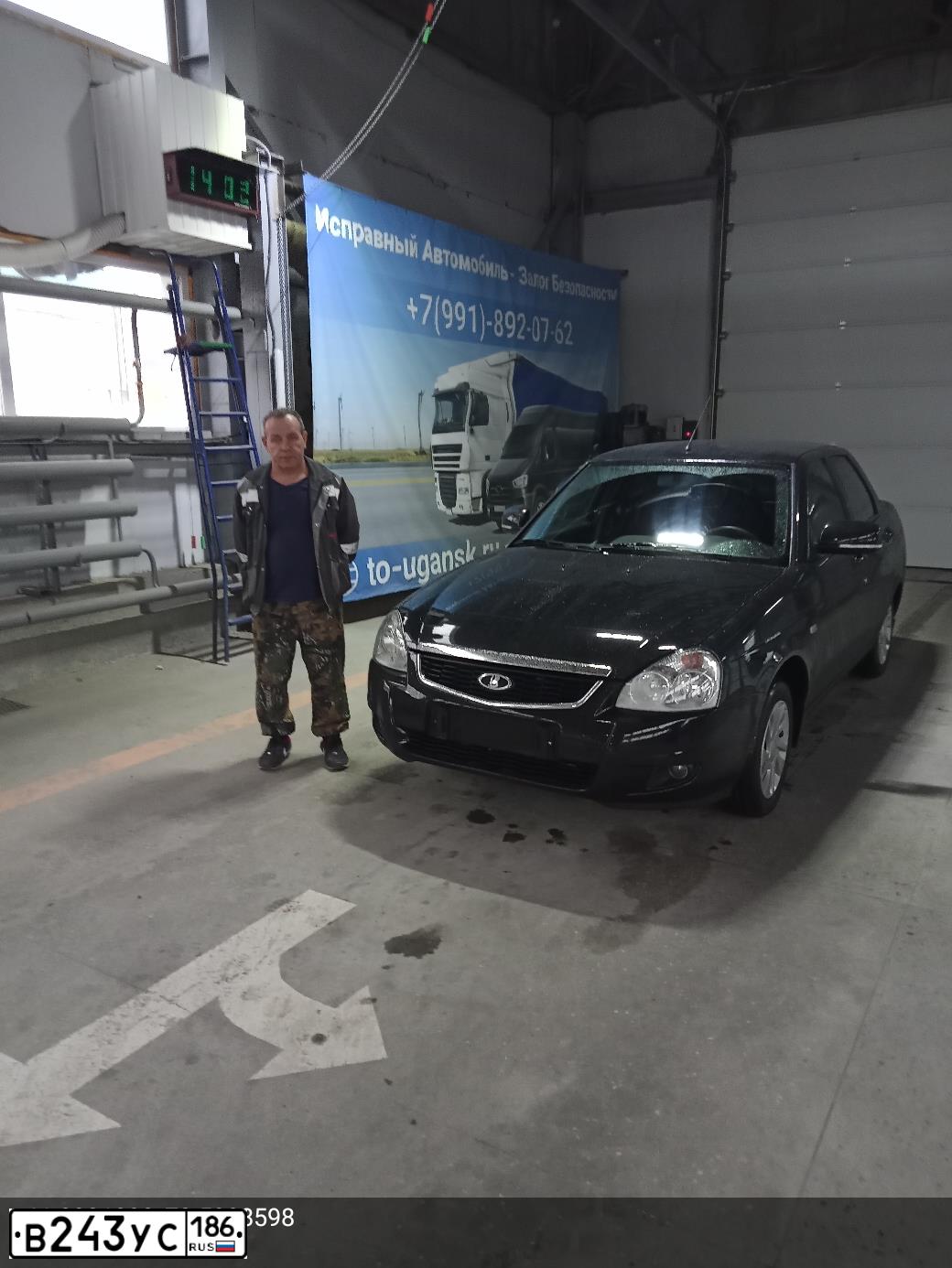 Фото автомобиля LADA 2170 PRIORA, 2017 — госномер Р811КР186. Цвет: ЧЕРНЫЙ