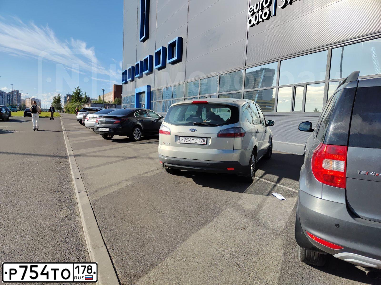 Фото автомобиля FORD S-MAX, 2007 — госномер Р754ТО178. Цвет: СЕРЫЙ