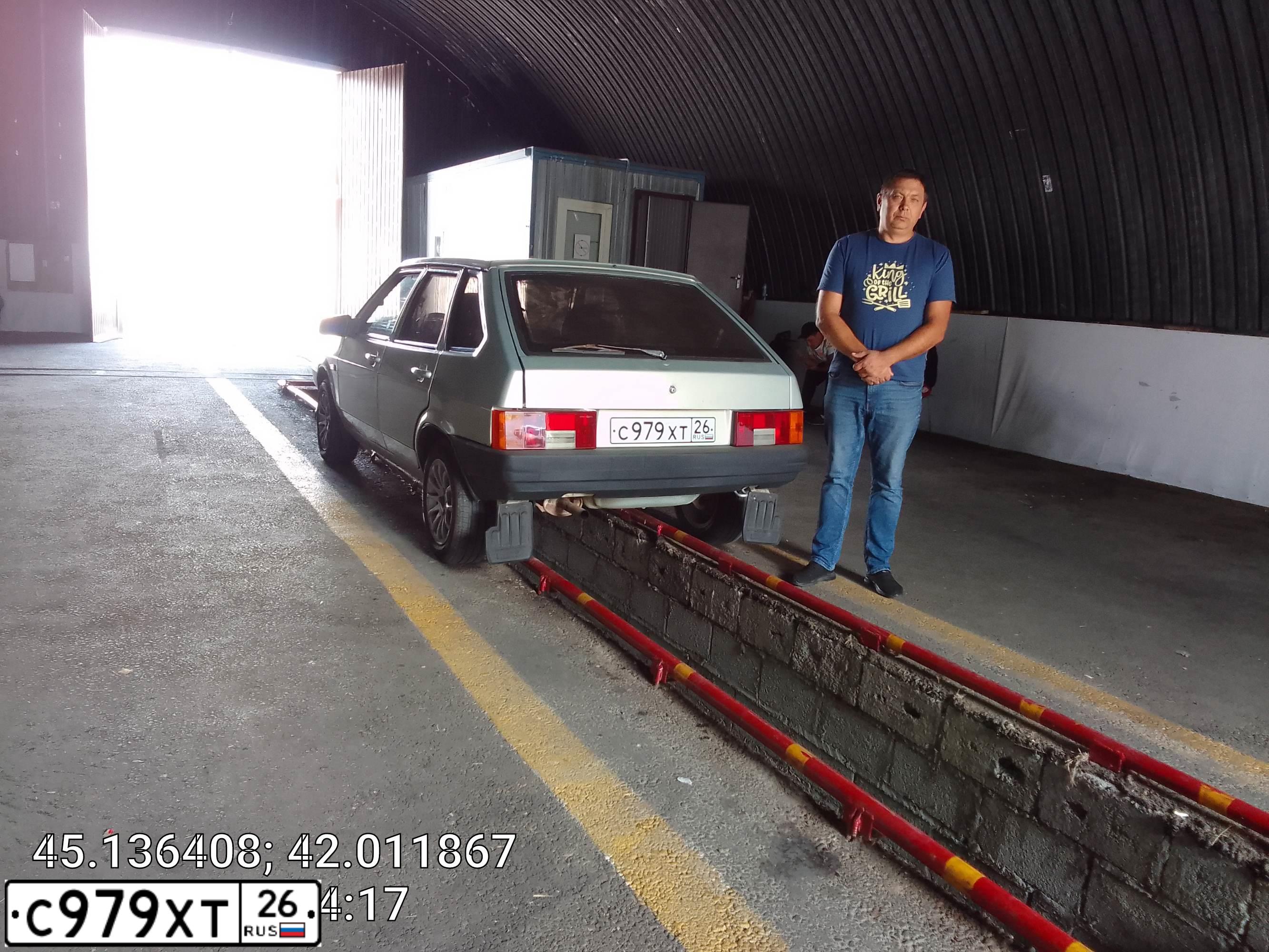 Фото автомобиля LADA 2109 SAMARA, 2002 — госномер С979ХТ26. Цвет: СЕРЕБРИСТЫЙ ЖЕЛТО-ЗЕЛЕНЫЙ