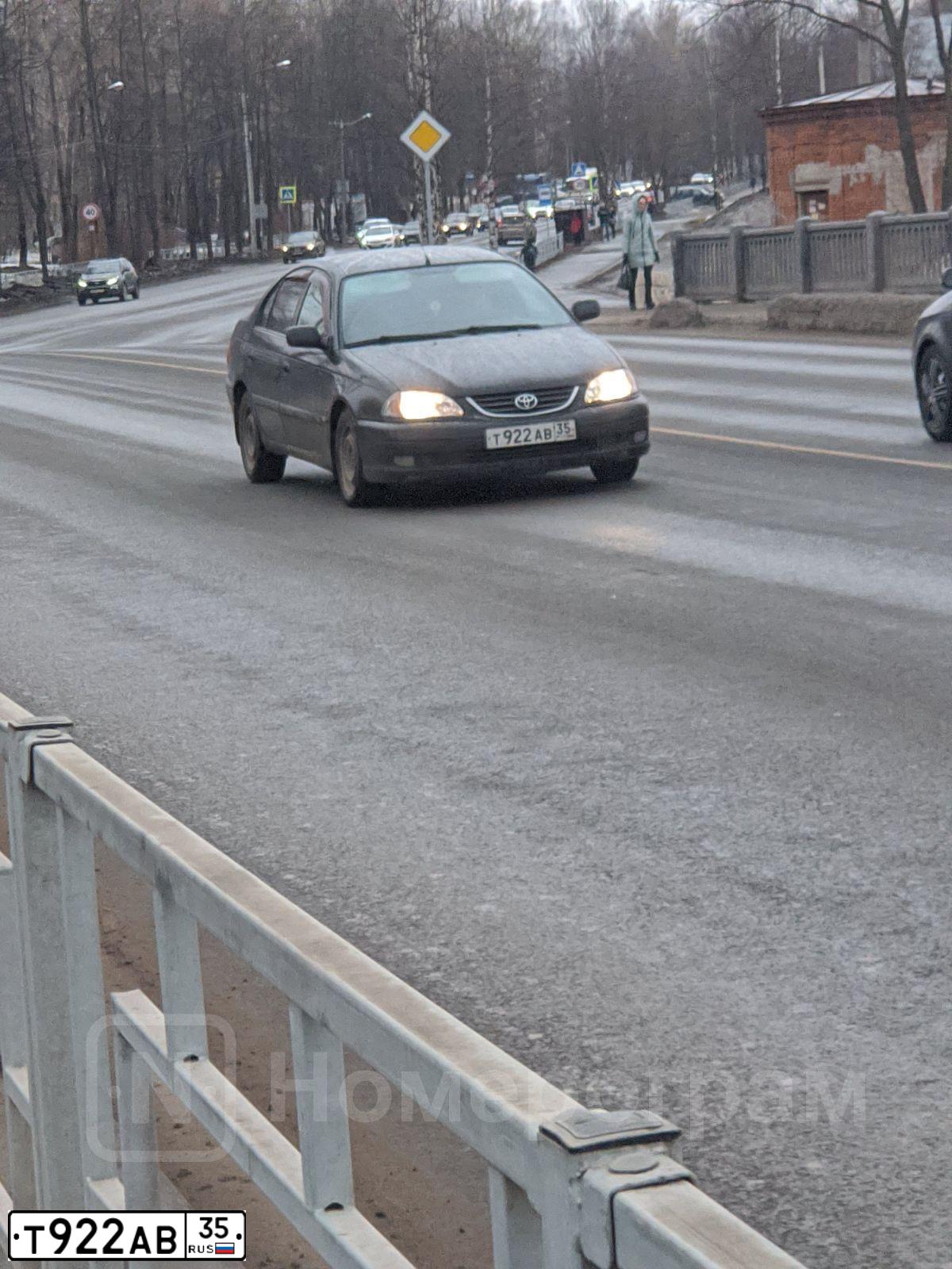 Фото автомобиля TOYOTA AVENSIS, 2000 — госномер Т922АВ35. Цвет: ЧЕРНЫЙ