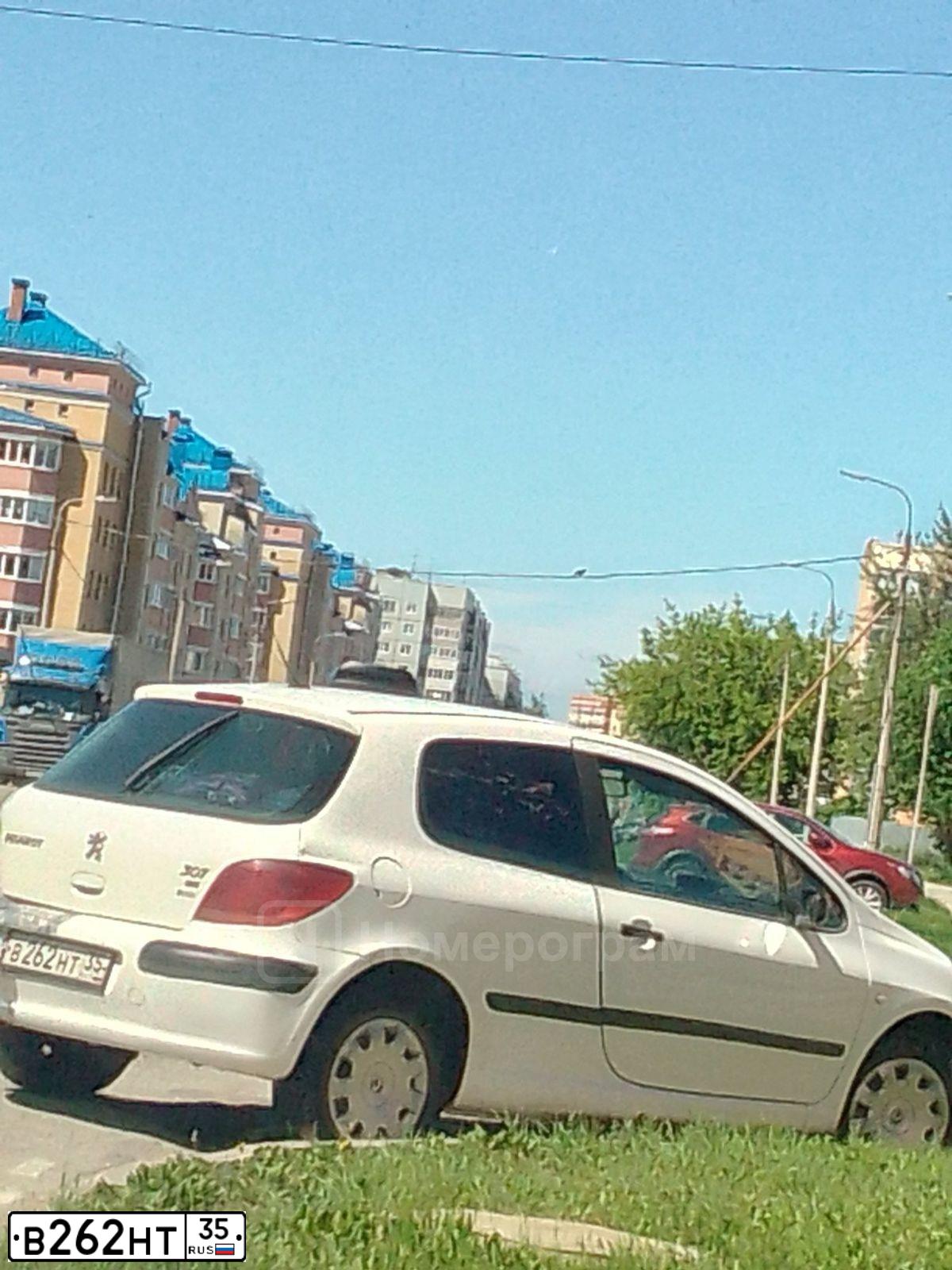 Фото автомобиля PEUGEOT 307, 2003 — госномер В262НТ35. Цвет: БЕЛЫЙ