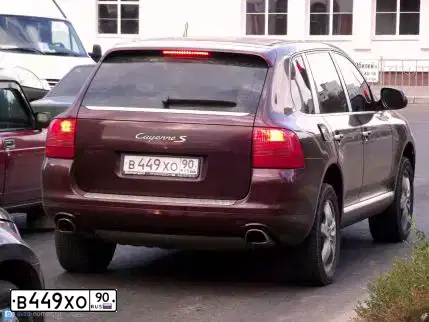 Фото автомобиля PORSCHE CAYENNE, 2005 — госномер С756ХО05. Цвет: БОРДОВЫЙ