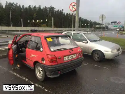 Фото автомобиля FORD FIESTA / ASPIRE, 1993 — госномер У595ОХ97. Цвет: КРАСНЫЙ