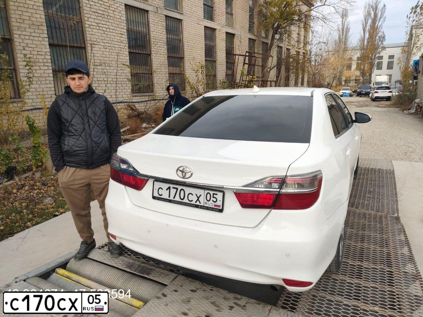 Фото автомобиля TOYOTA CAMRY, 2017 — госномер С170СХ05. Цвет: Белый