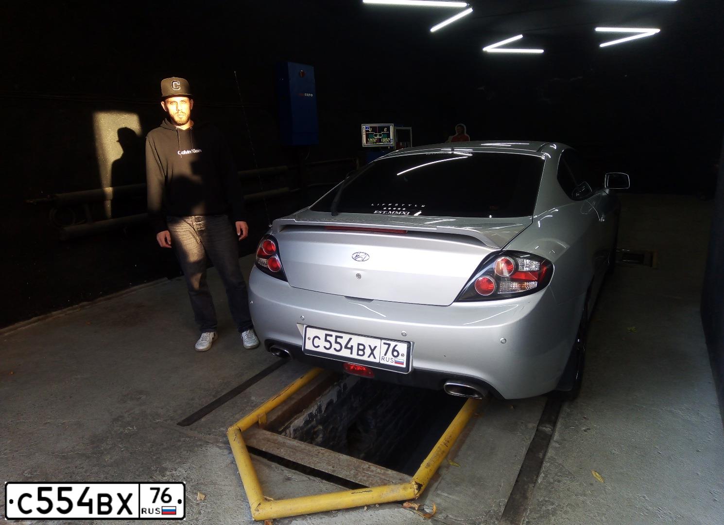 Фото автомобиля HYUNDAI /S-/COUPE / TUSCANI, 2008 — госномер С554ВХ76. Цвет: Серый