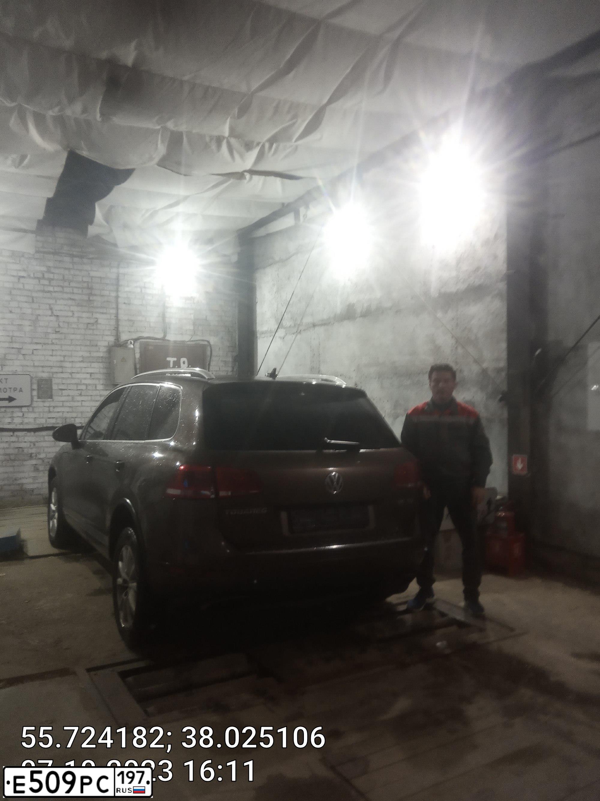Фото автомобиля VOLKSWAGEN TOUAREG, 2011 — госномер У781МТ48. Цвет: Коричневый