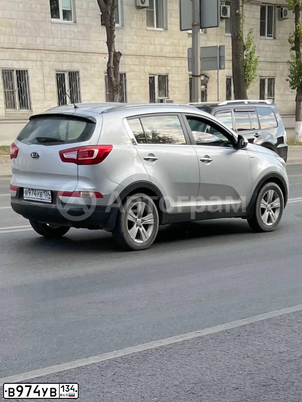 Фото автомобиля KIA SPORTAGE, 2012 — госномер В974УВ134. Цвет: ПЕРЛАМ.-СЕРЕБРИСТЫЙ