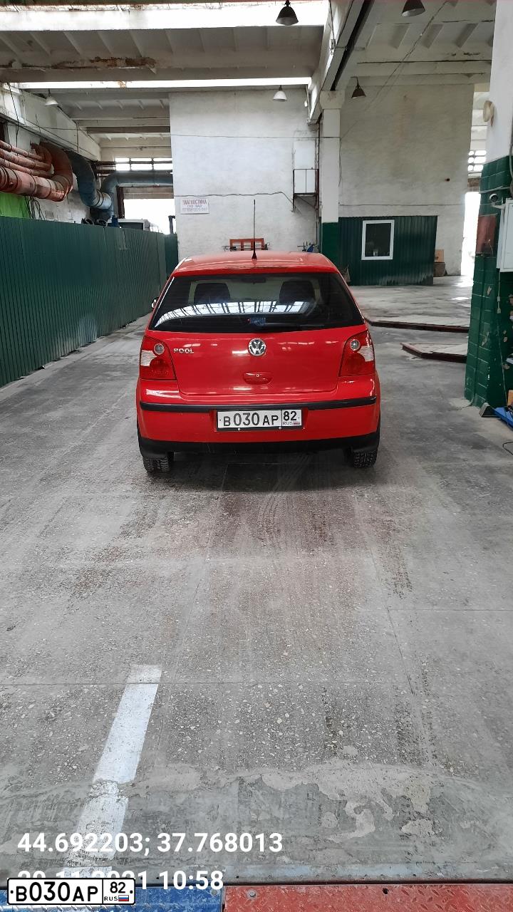 Фото автомобиля VOLKSWAGEN POLO, 2004 — госномер В502КН797. Цвет: Красный