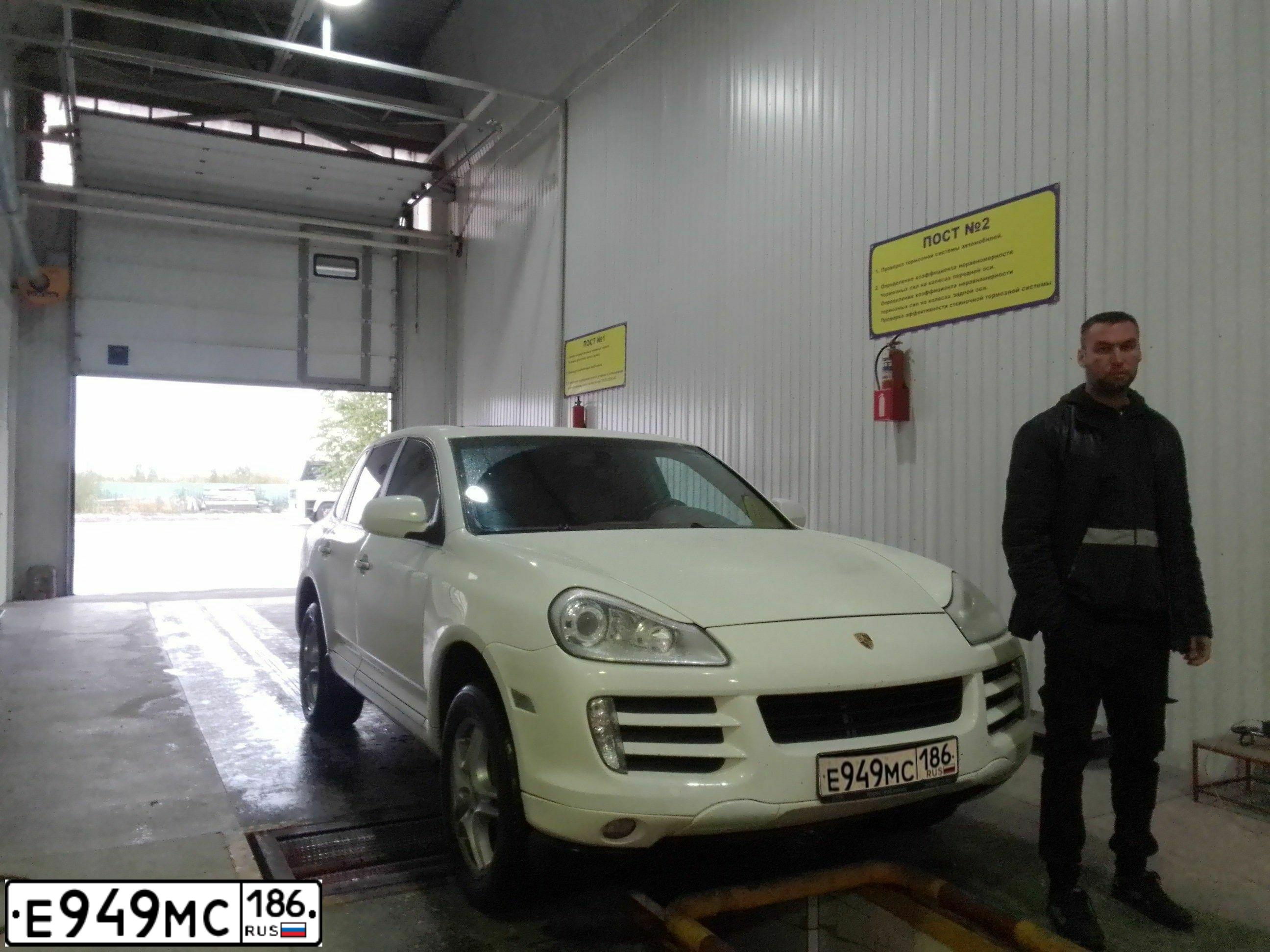Фото автомобиля PORSCHE CAYENNE, 2008 — госномер Е949МС186. Цвет: Белый